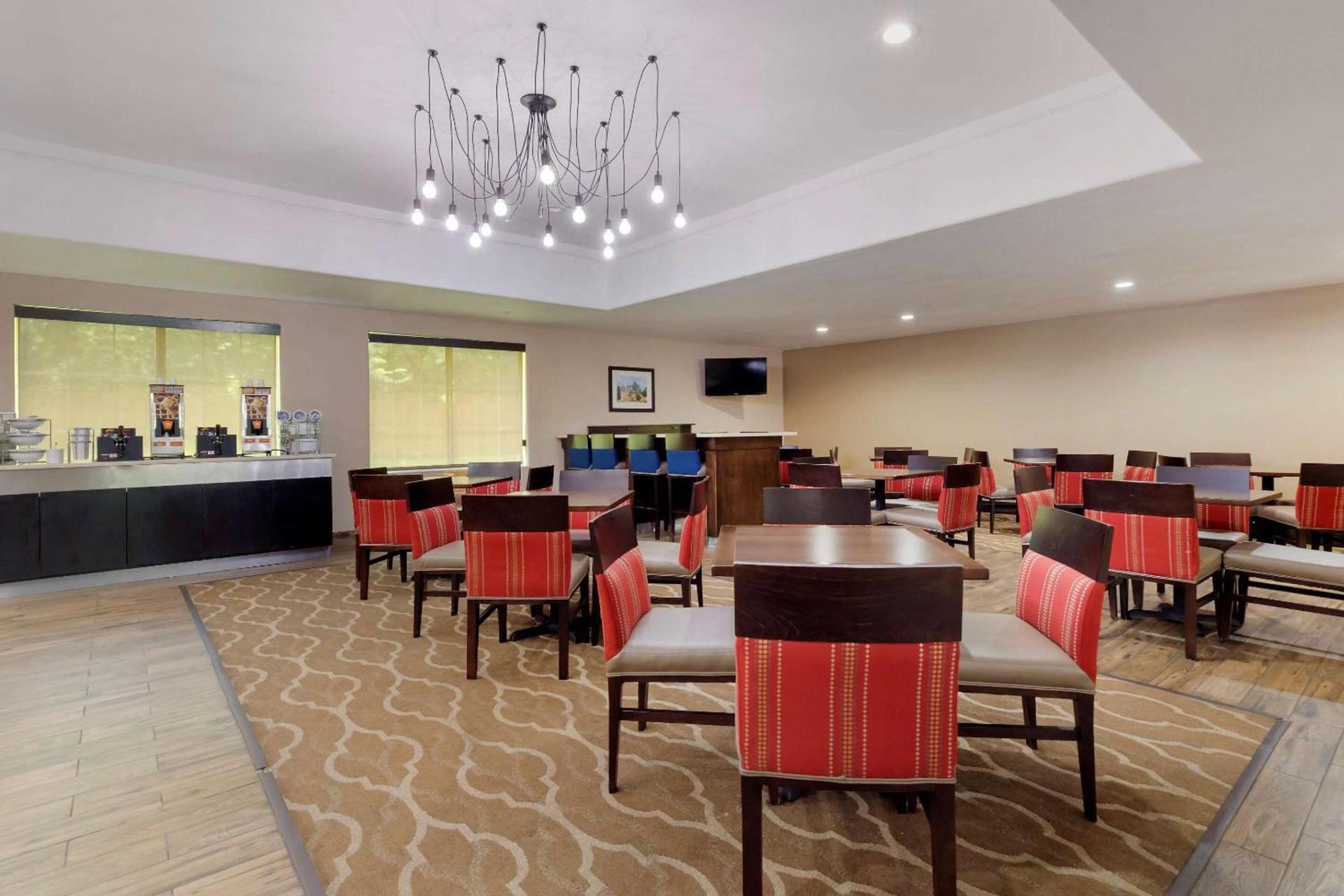 Comfort Inn & Suites Near Six Flags & Medical Center photo 35