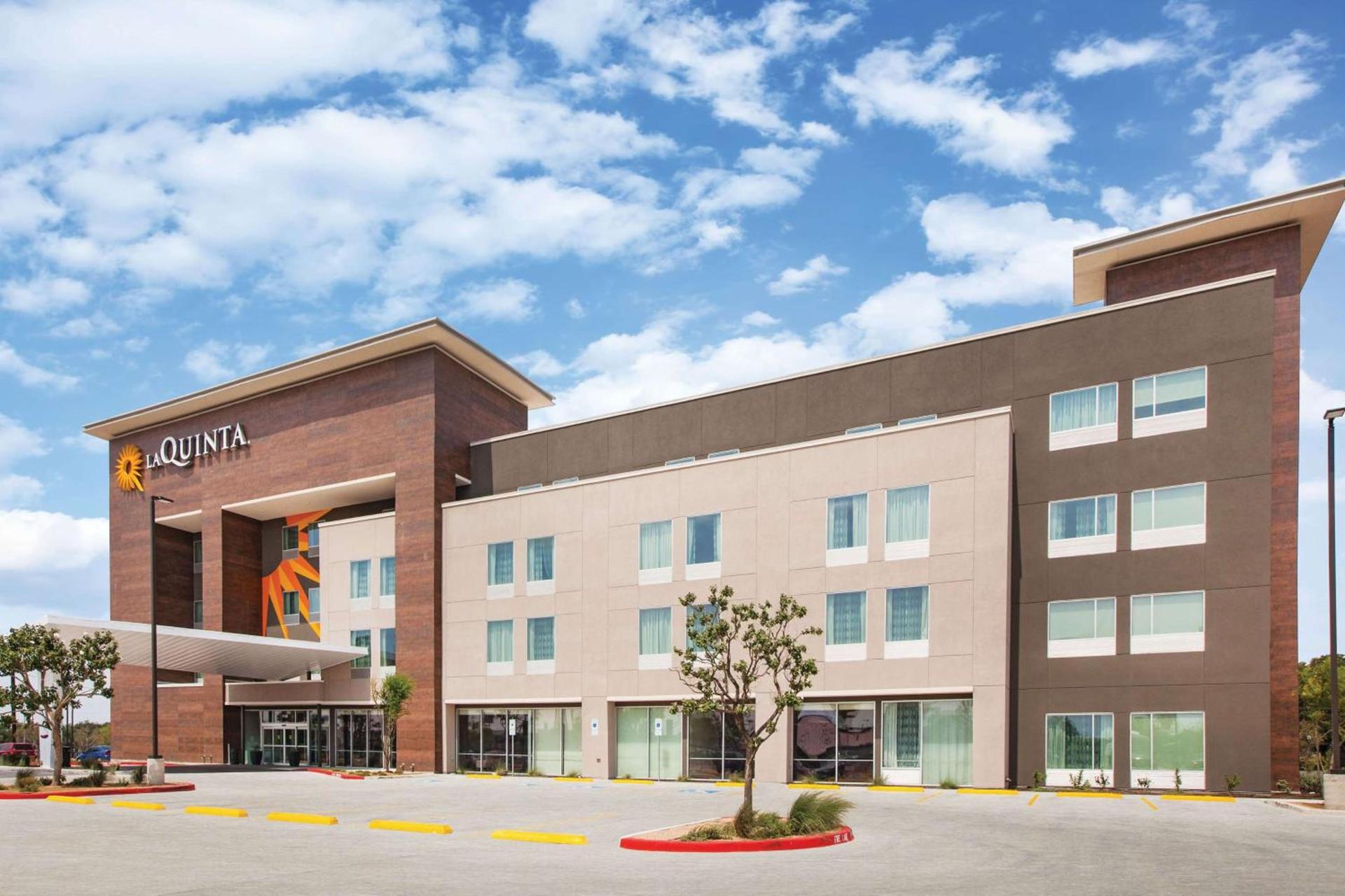 La Quinta Inn & Suites by Wyndham Bardstown — hotel in Bardstown