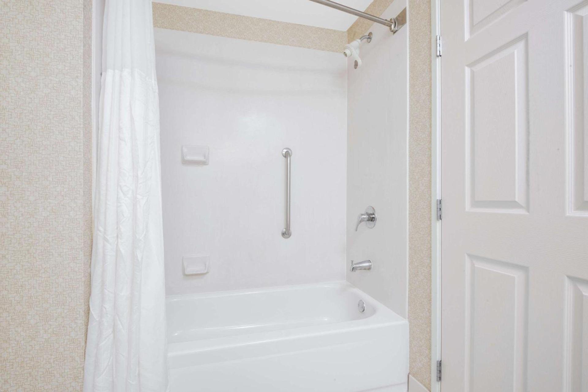 Wingate by Wyndham Gillette photo 16