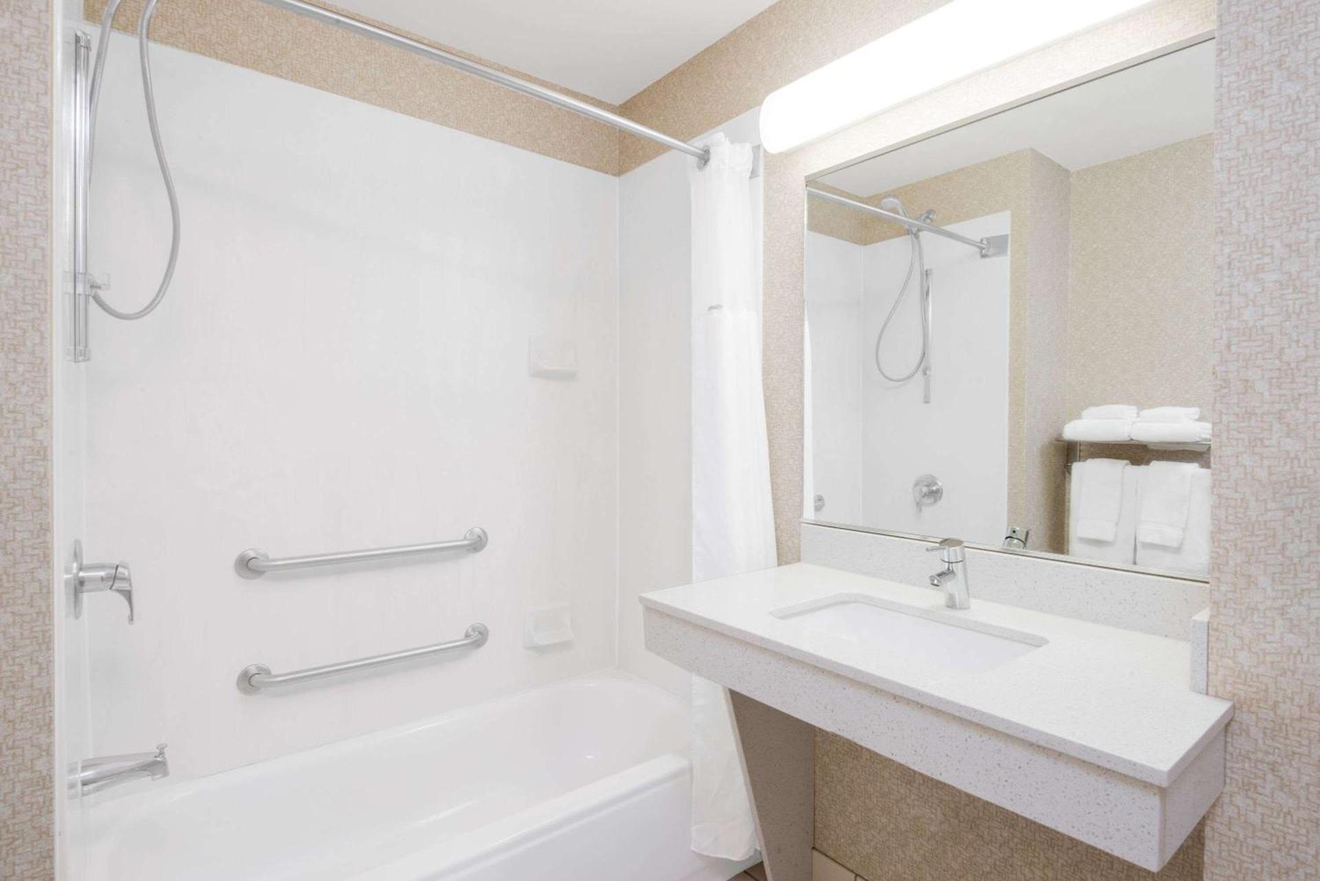 Wingate by Wyndham Gillette photo 17