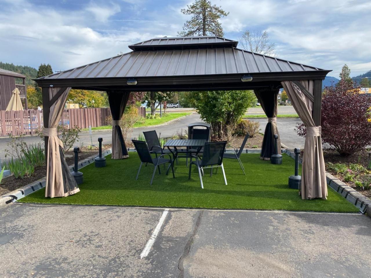 Oakridge Inn & Suites photo 15