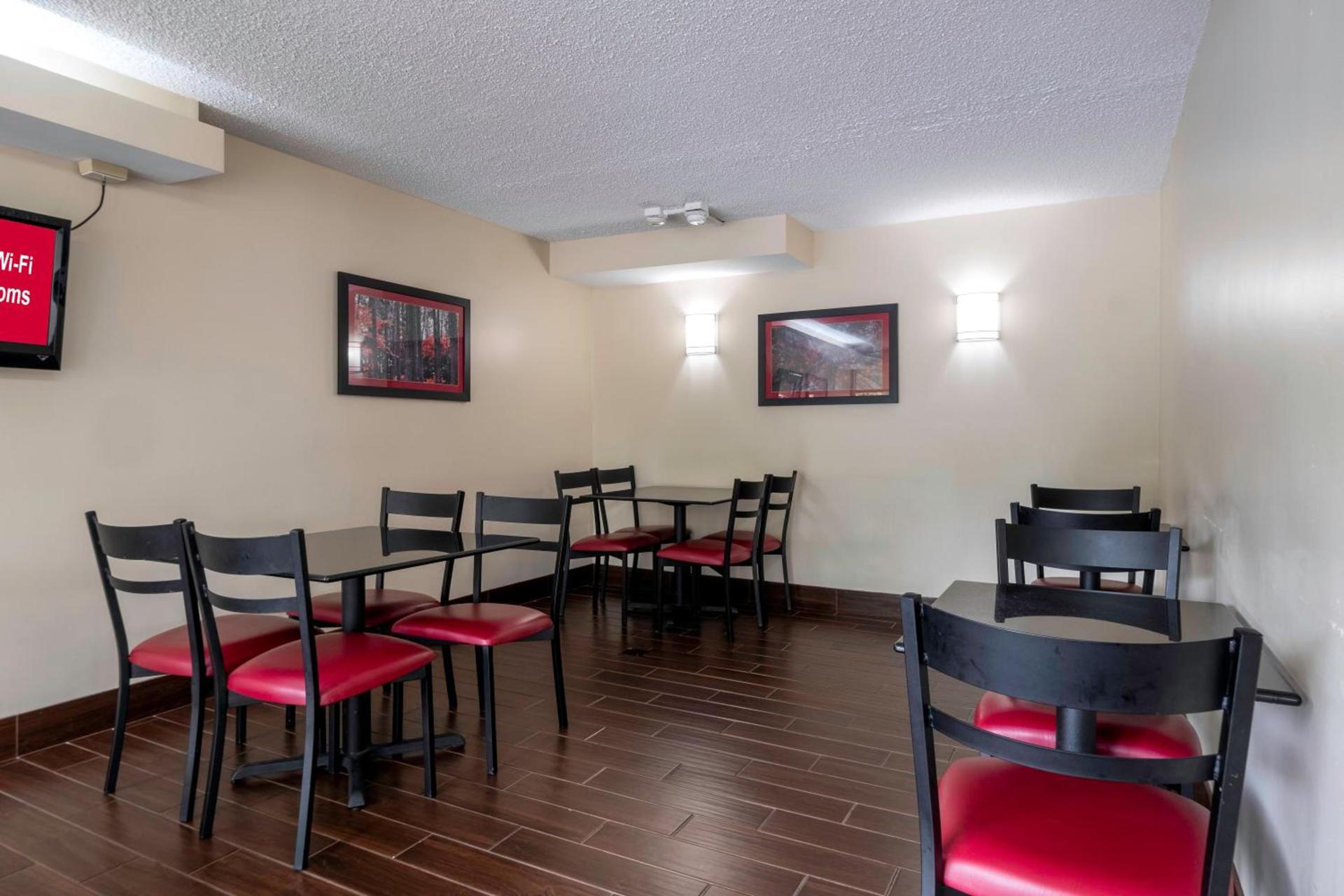 Red Roof Inn Charlottesville photo 6