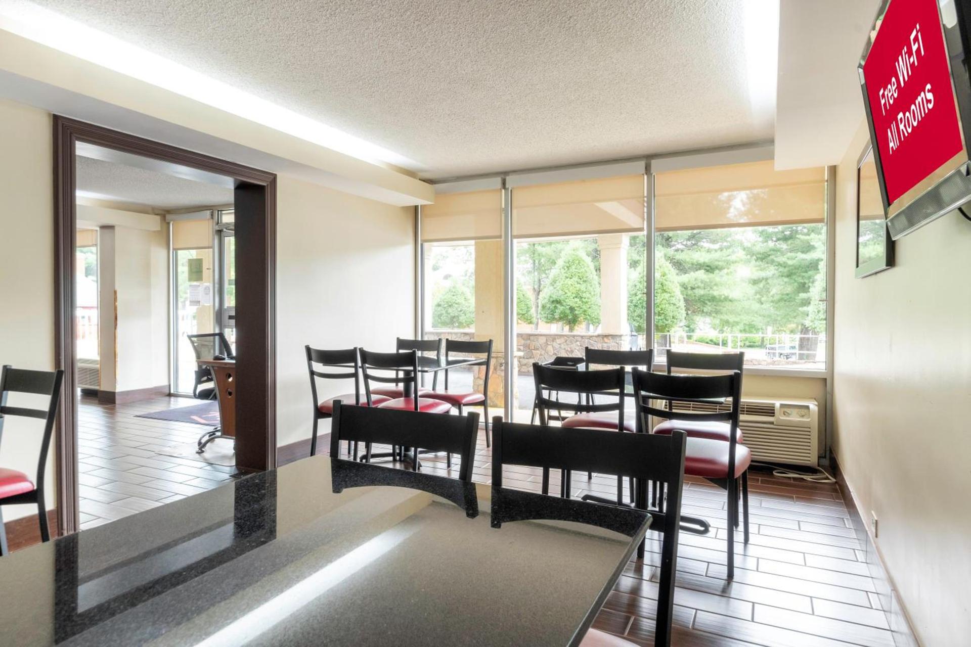 Red Roof Inn Charlottesville photo 8