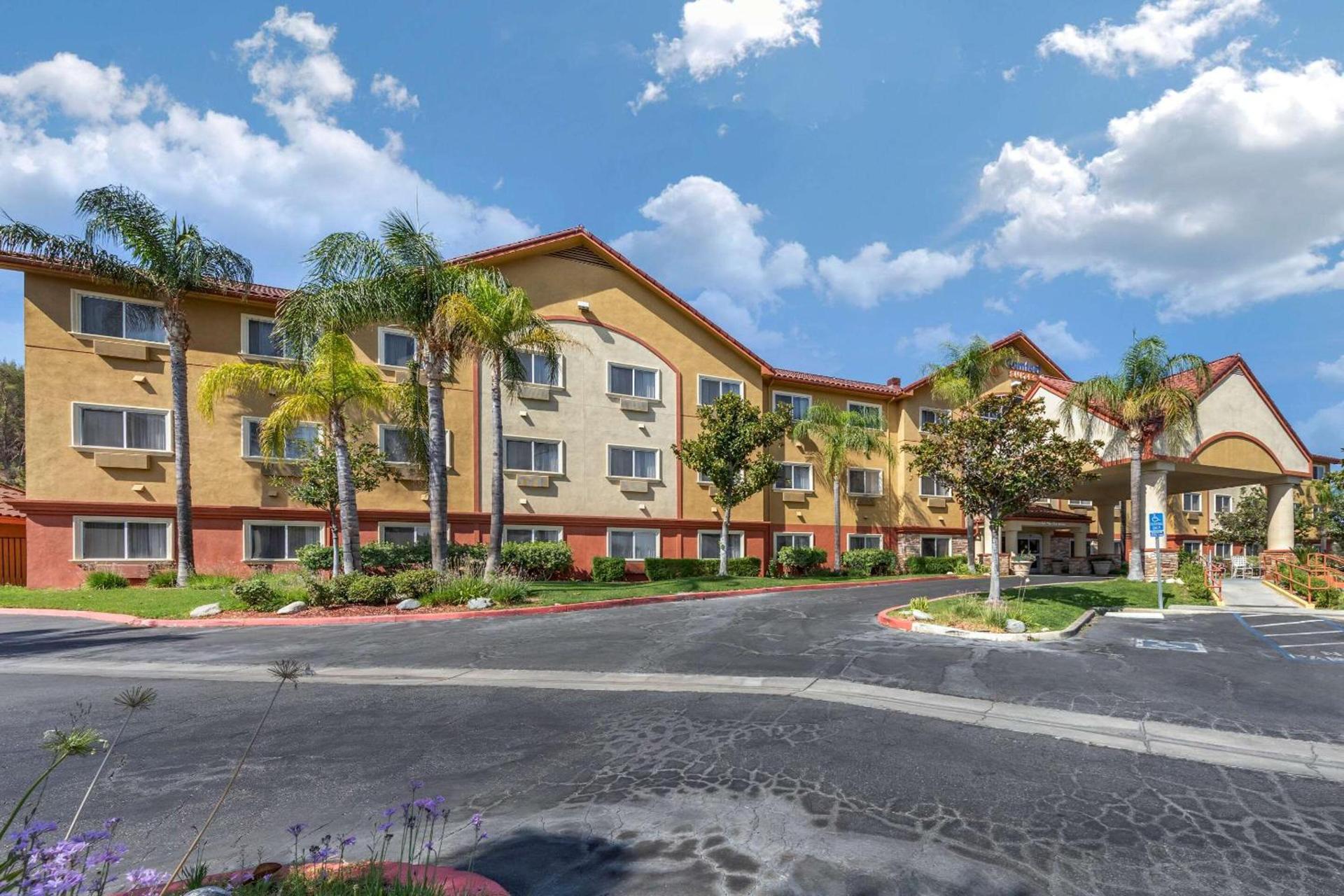 Comfort Suites Near Six Flags Magic Mountain photo 2