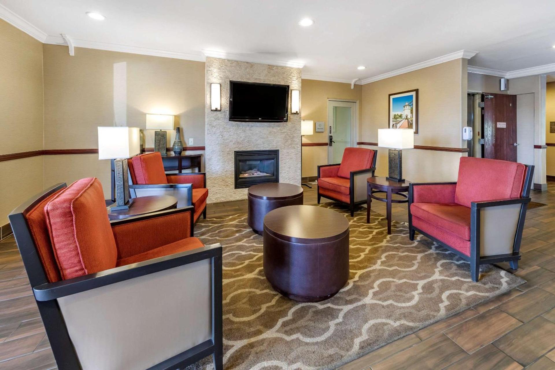 Comfort Suites Near Six Flags Magic Mountain photo 3