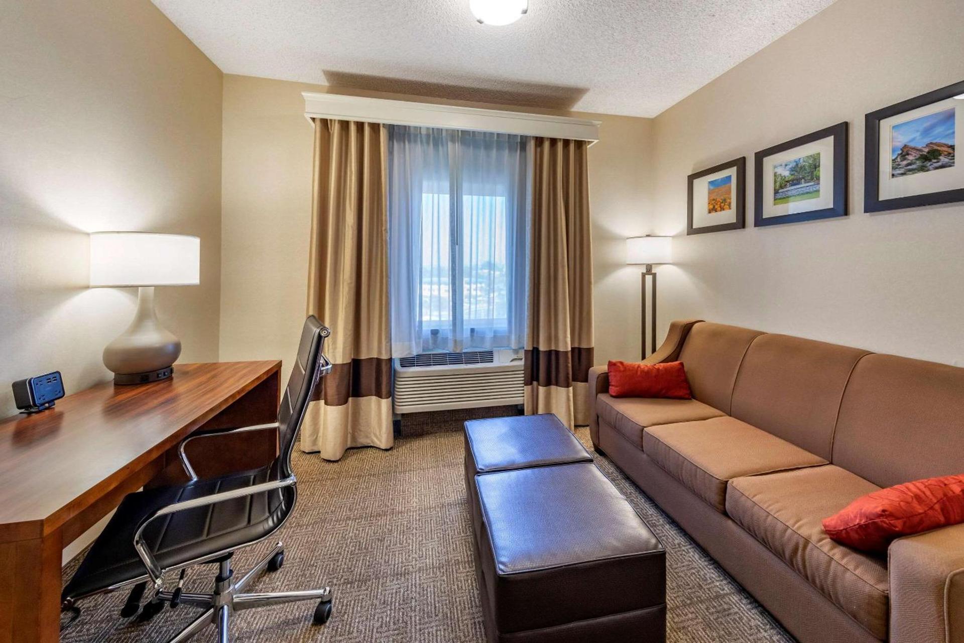 Comfort Suites Near Six Flags Magic Mountain photo 8