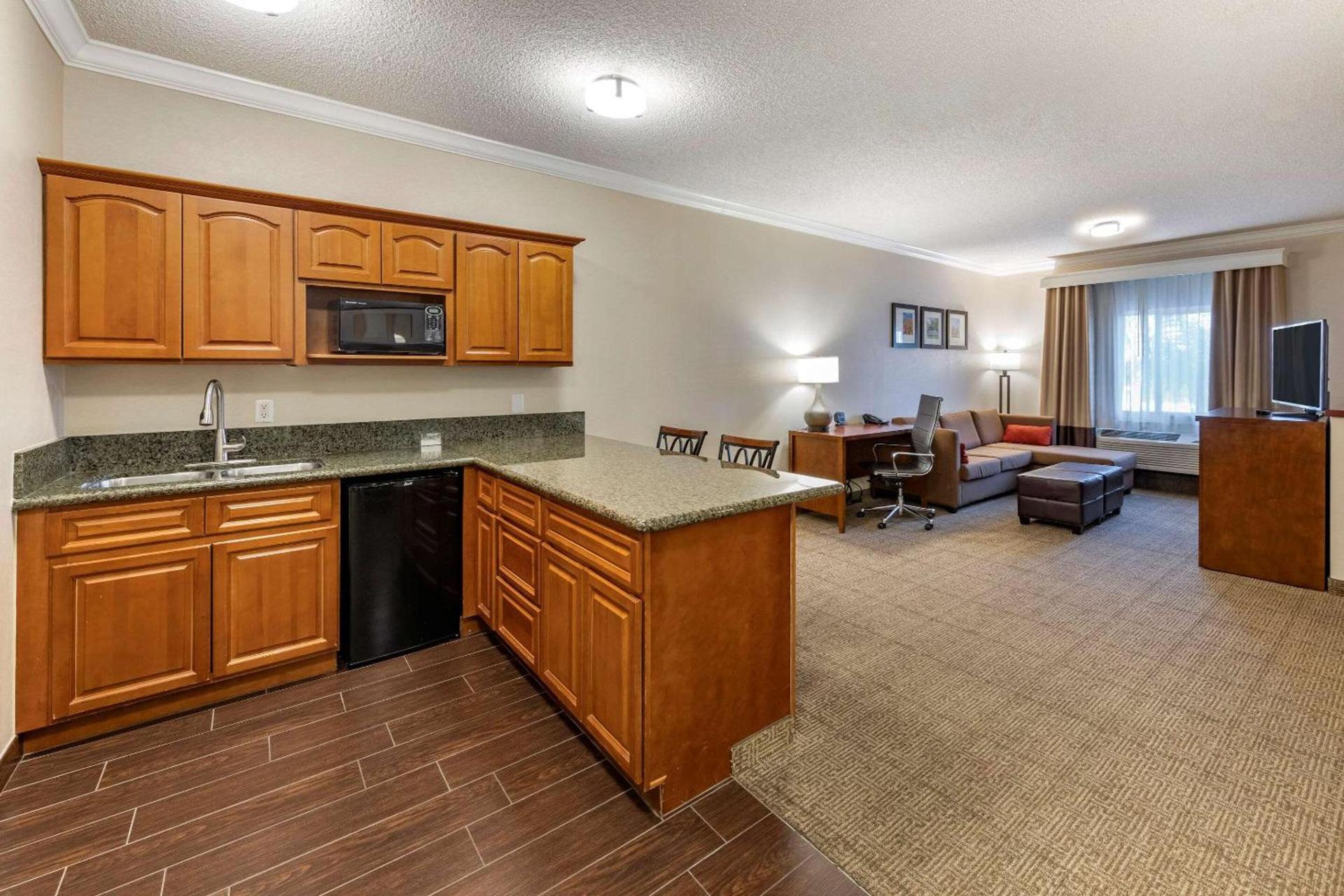 Comfort Suites Near Six Flags Magic Mountain photo 11