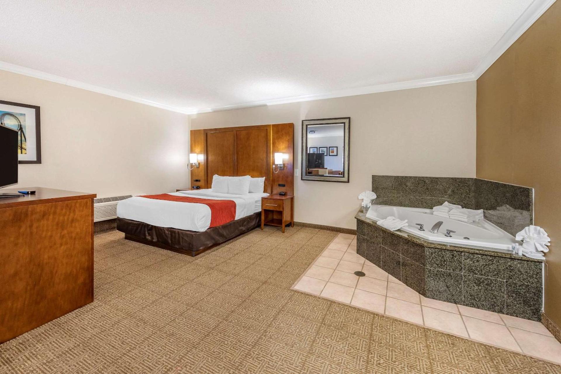Comfort Suites Near Six Flags Magic Mountain photo 12