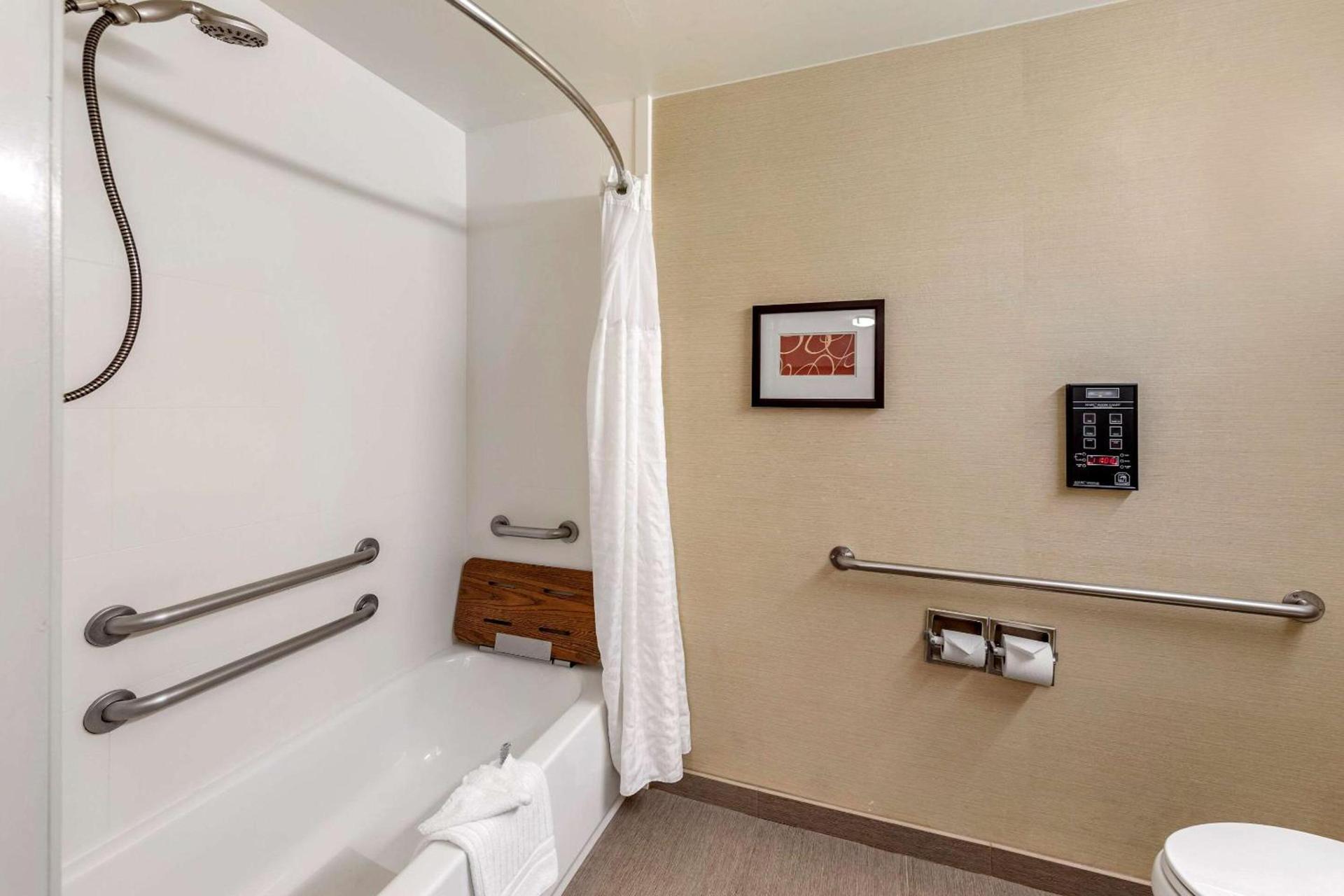 Comfort Suites Near Six Flags Magic Mountain photo 14