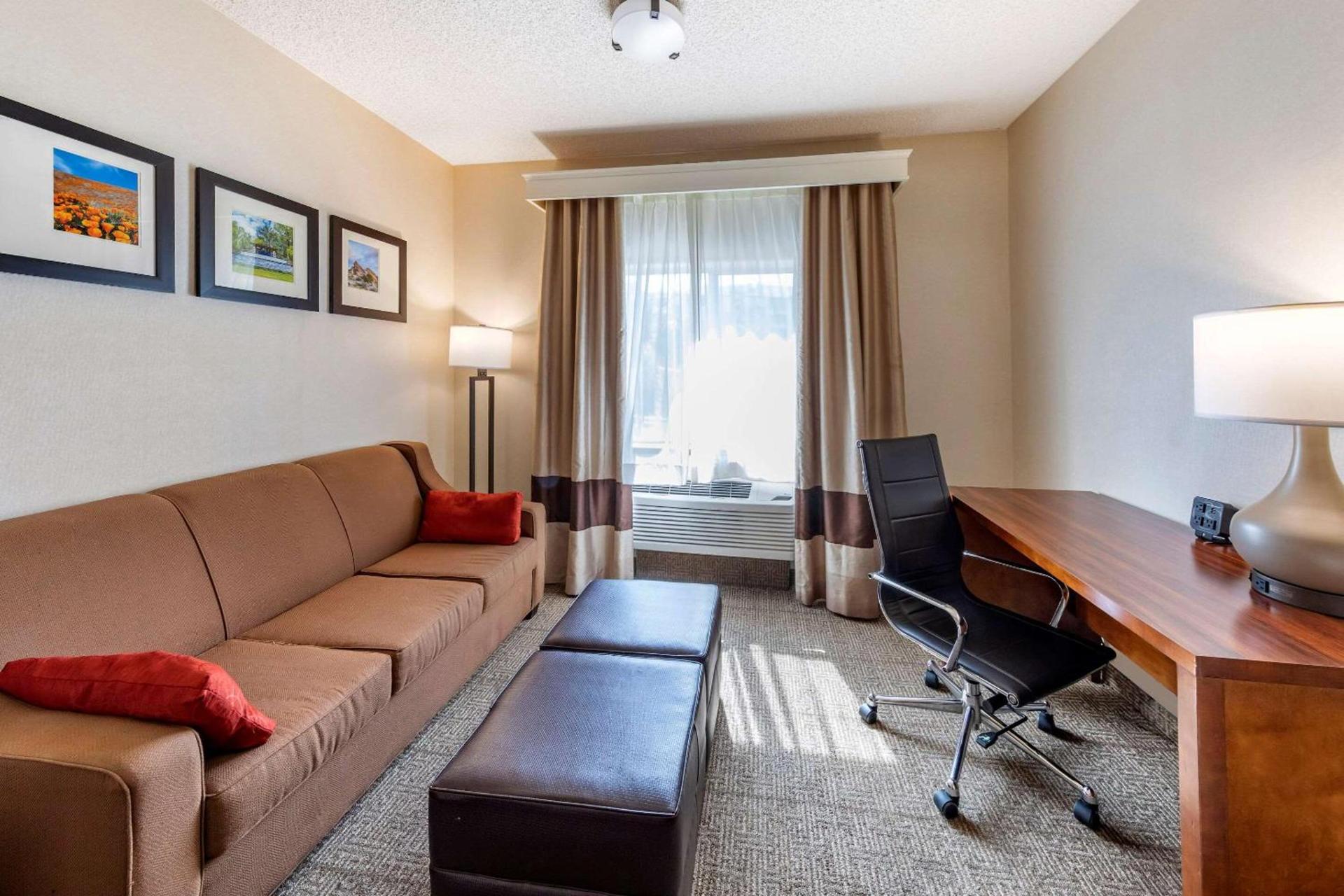 Comfort Suites Near Six Flags Magic Mountain photo 17
