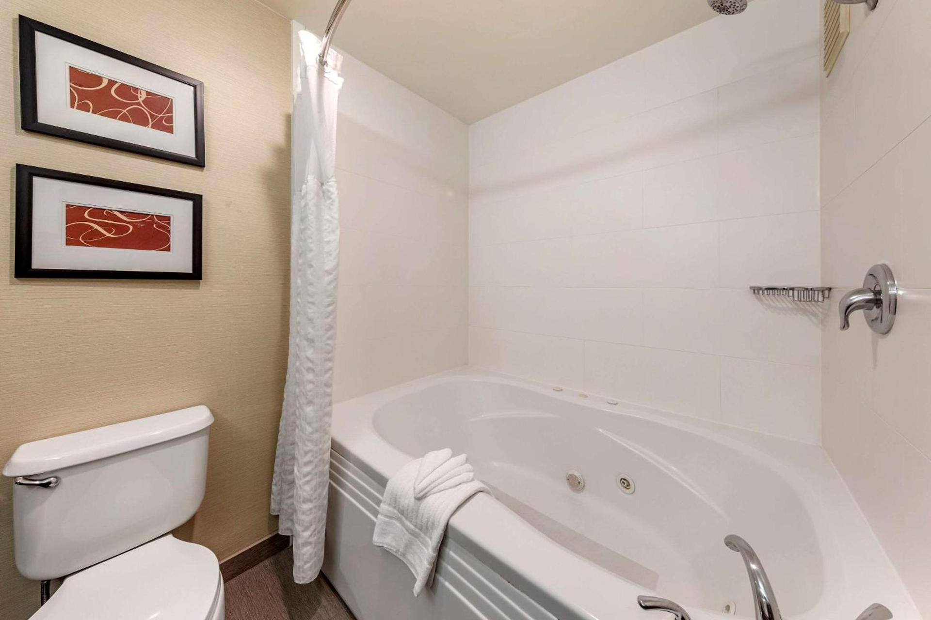 Comfort Suites Near Six Flags Magic Mountain photo 18