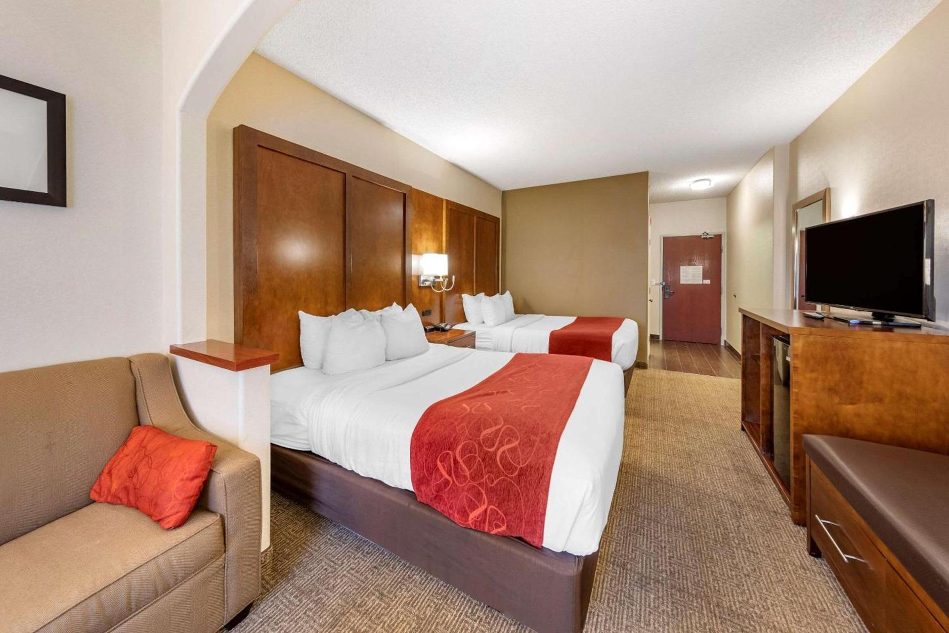 Comfort Suites Near Six Flags Magic Mountain photo 21