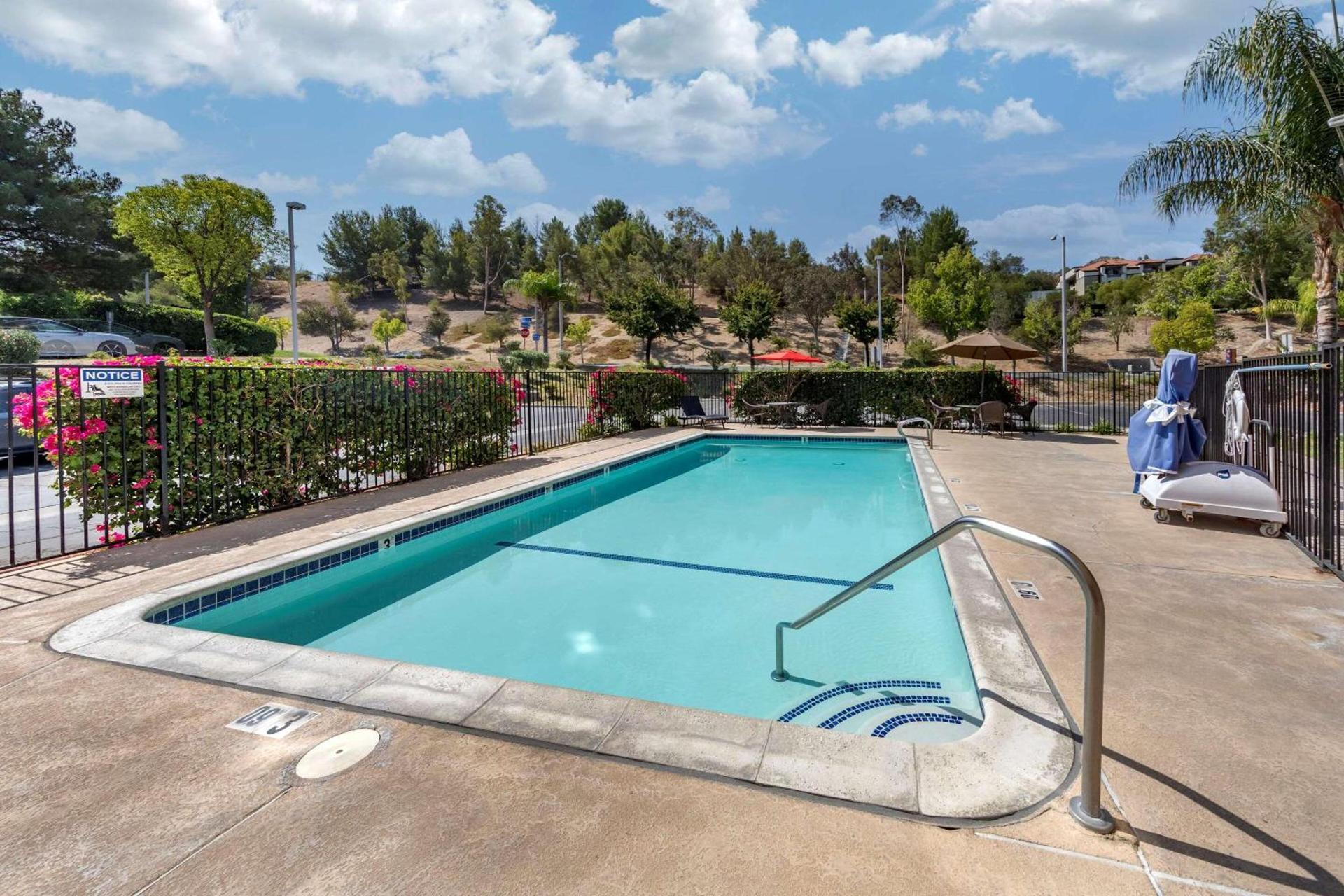 Comfort Suites Near Six Flags Magic Mountain photo 24