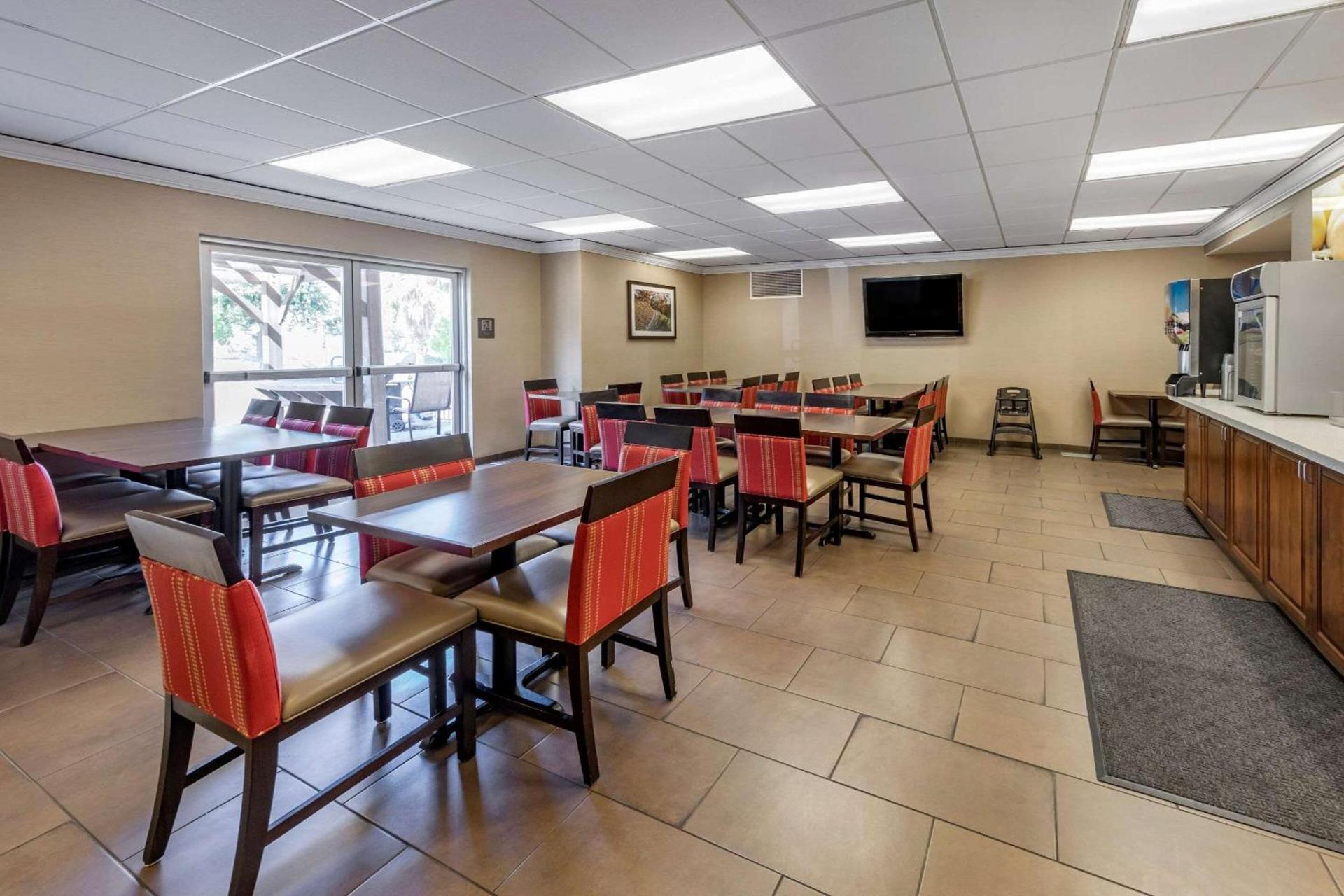 Comfort Suites Near Six Flags Magic Mountain photo 28
