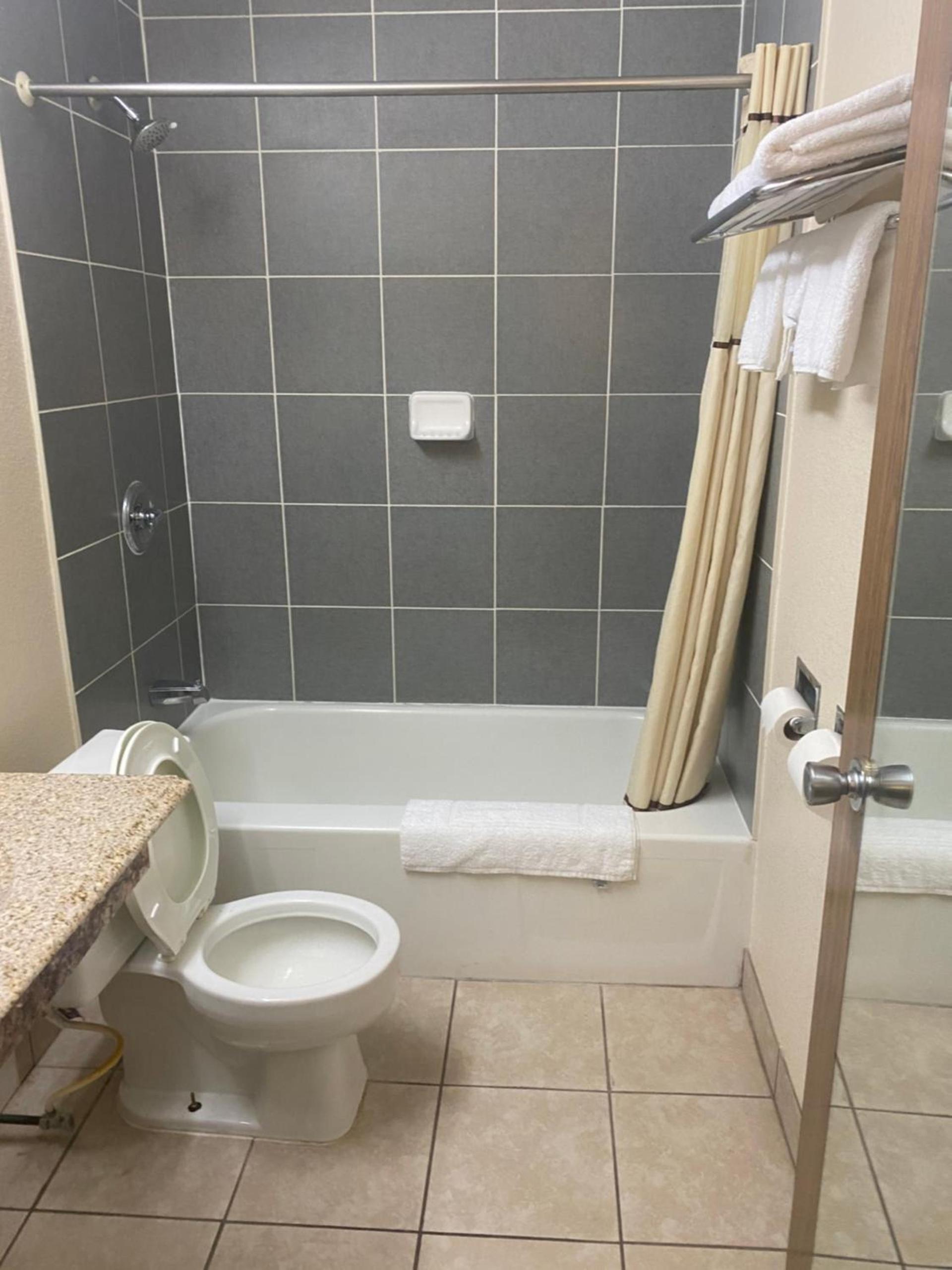 Executive Inn photo 2