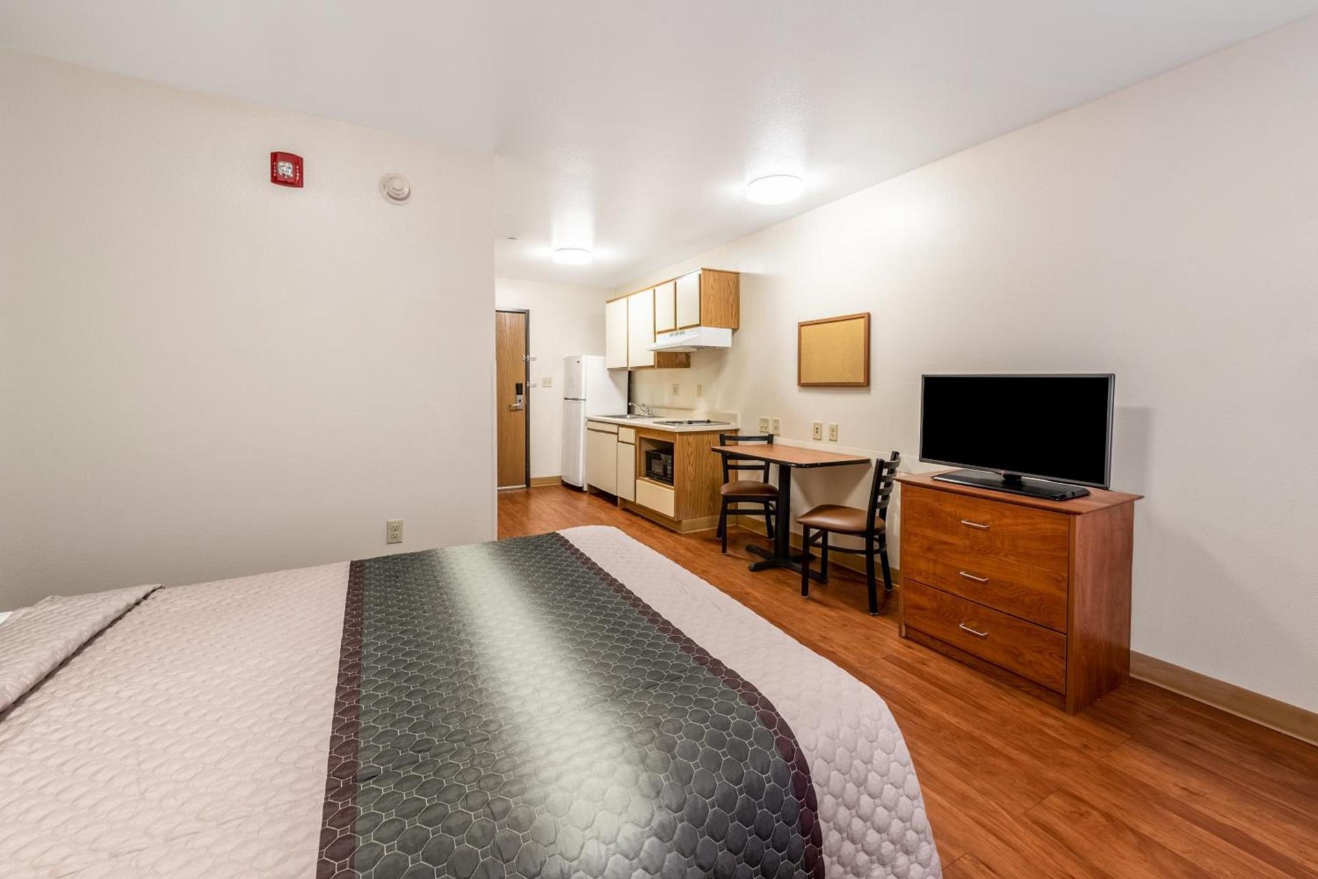 HomeTowne Studios by Red Roof Columbus photo 40