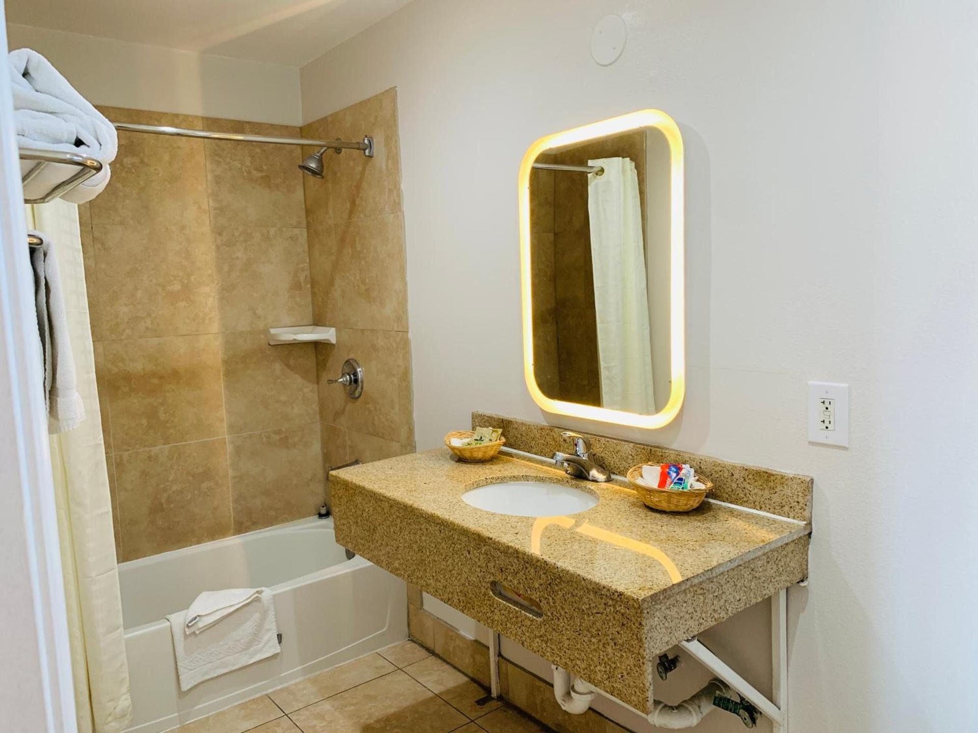 Escondido Inn photo 16