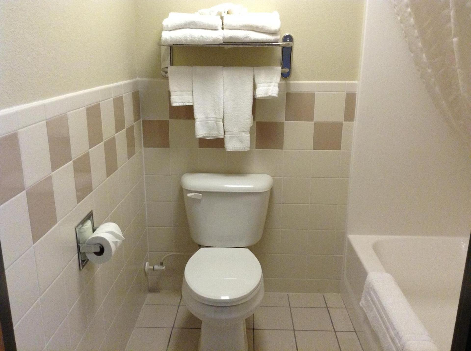 AmericInn by Wyndham Fort Dodge photo 26