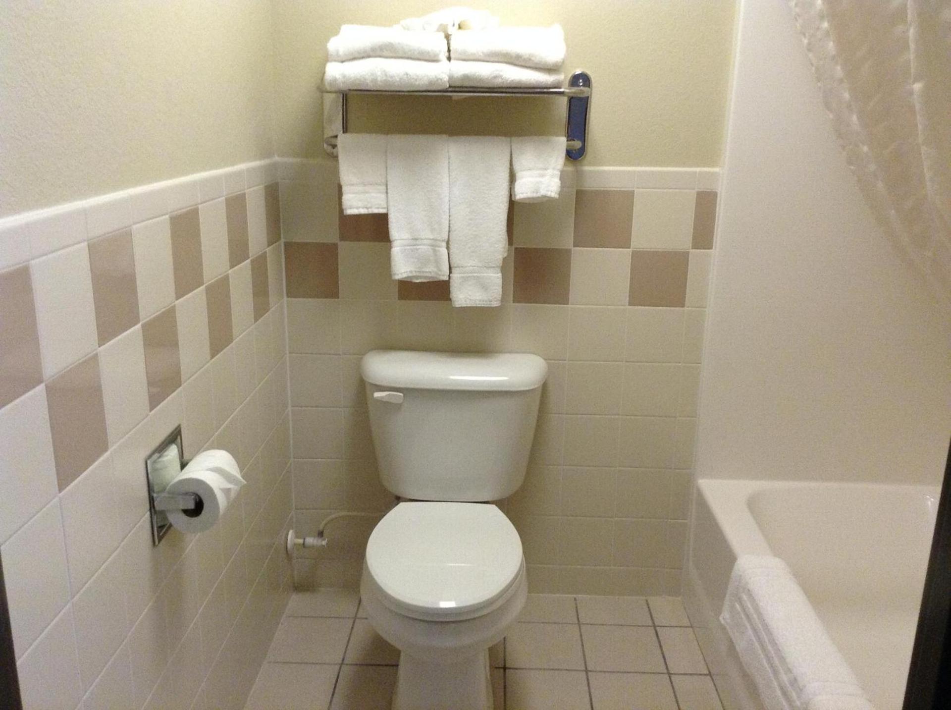 AmericInn by Wyndham Fort Dodge photo 35