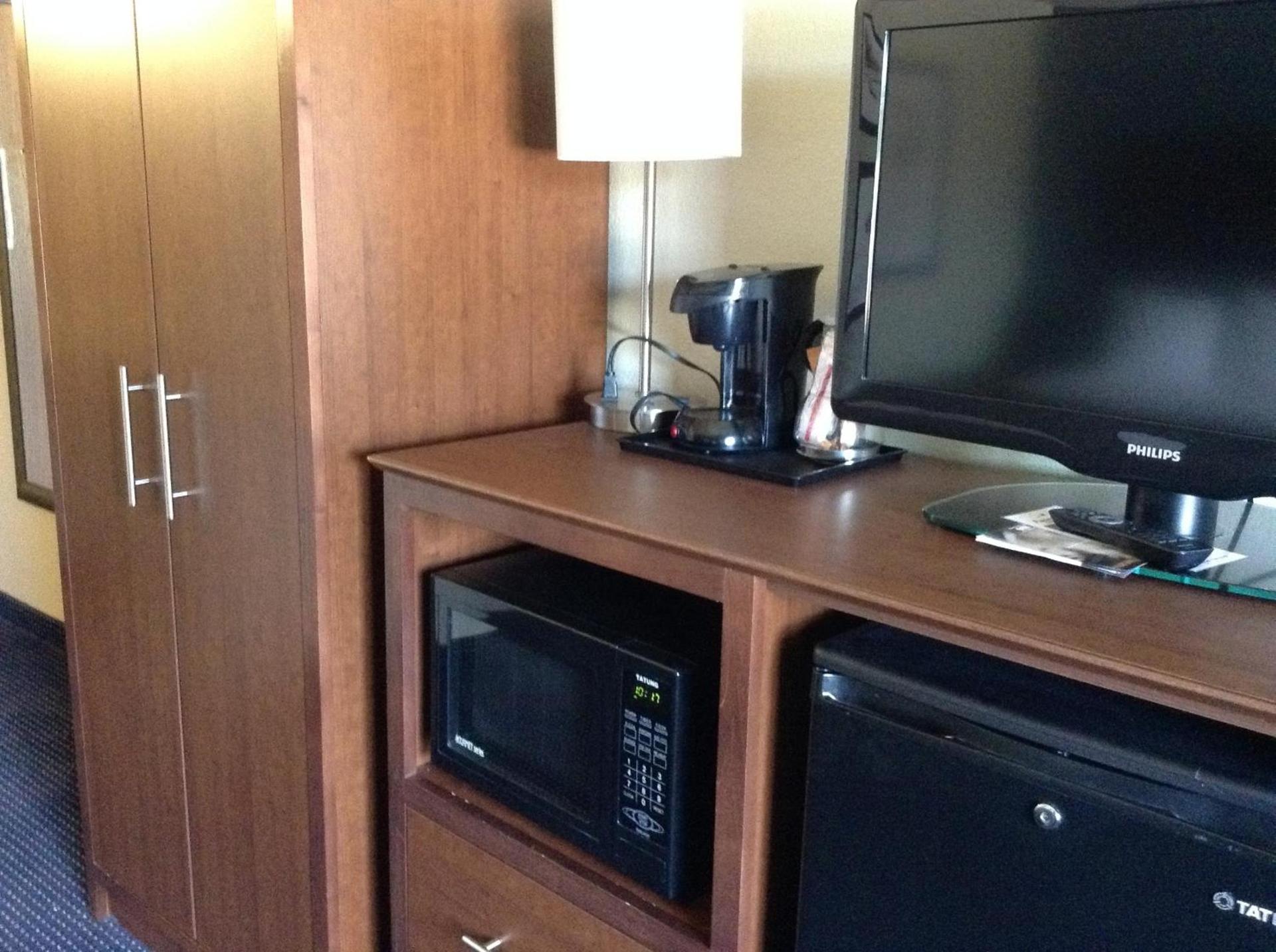 AmericInn by Wyndham Fort Dodge photo 49