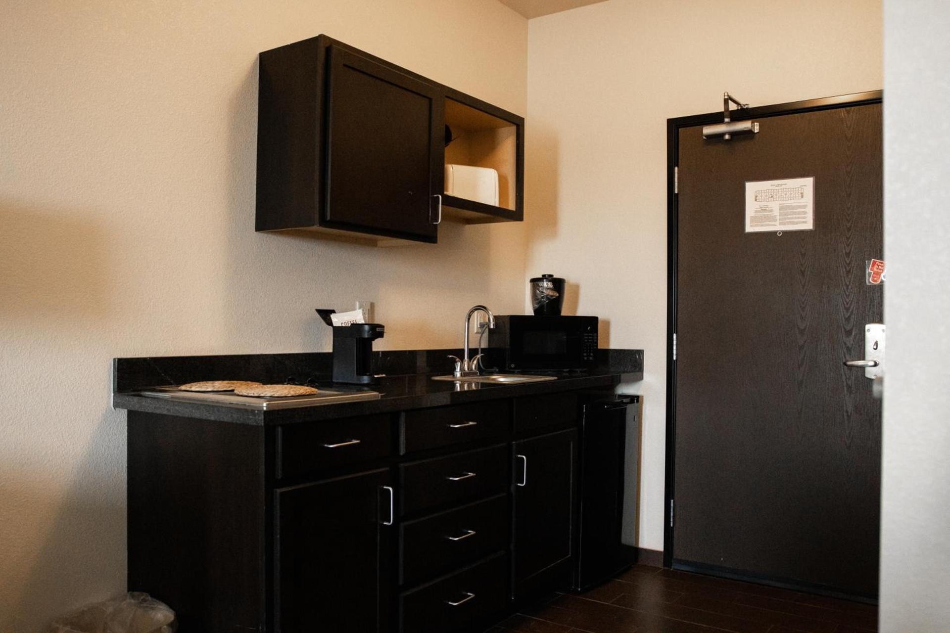Black Gold Suites Stanley photo 9