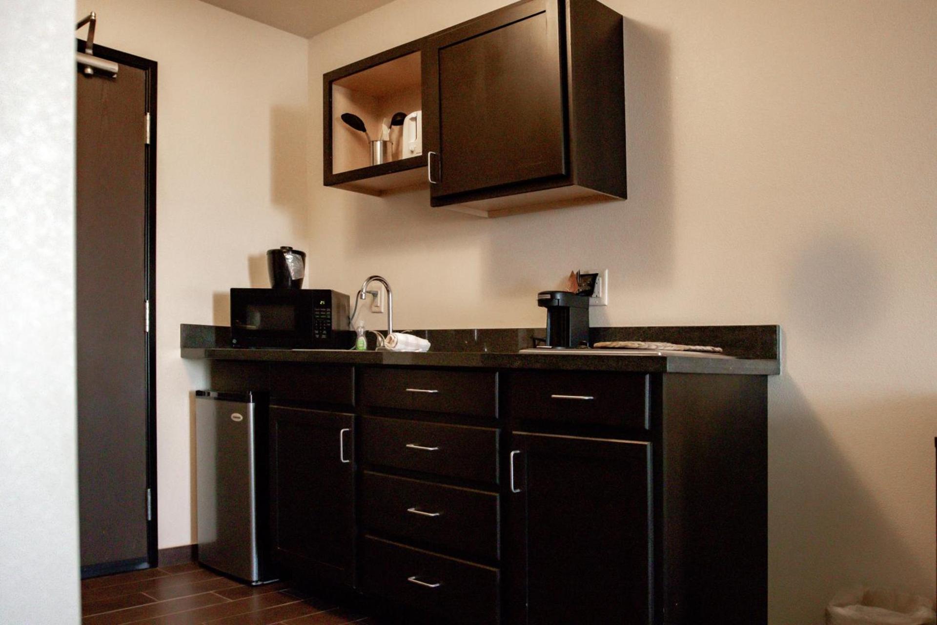 Black Gold Suites Stanley photo 19