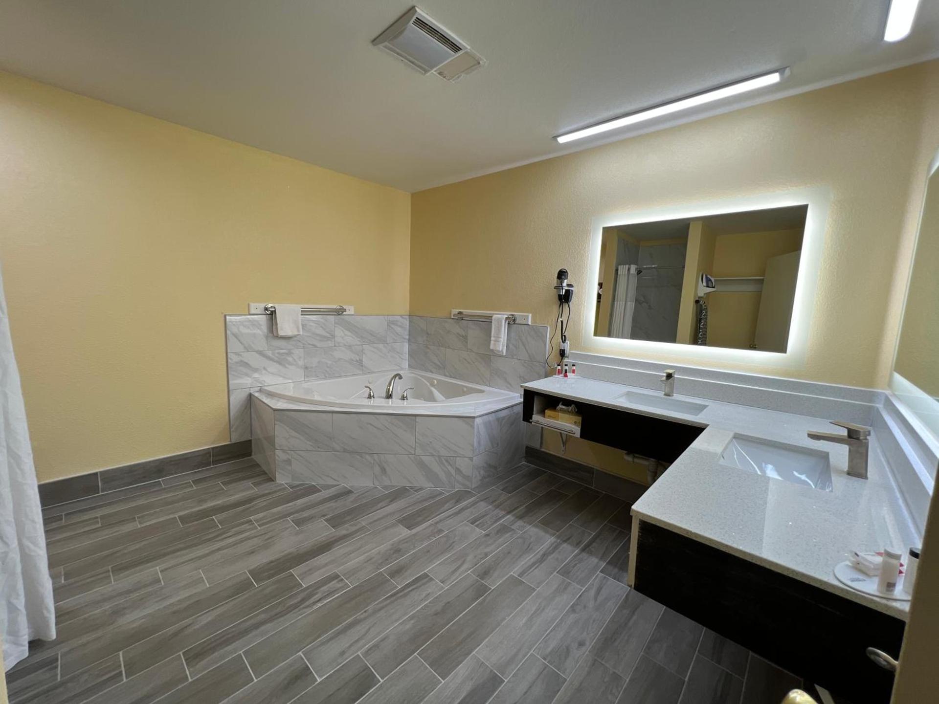 Days Inn by Wyndham Suites Fredericksburg photo 10