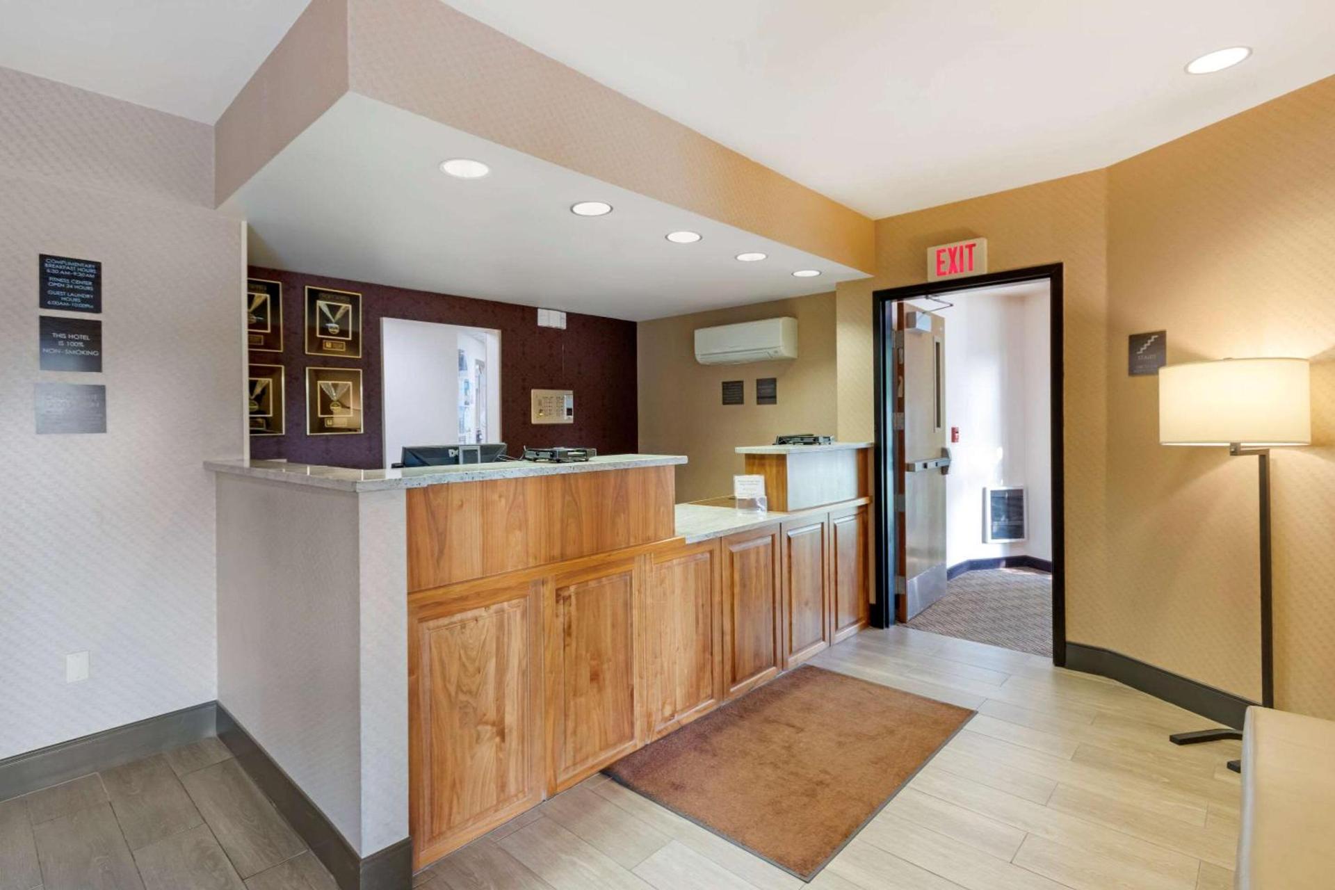 Comfort Inn & Suites Market - Airport photo 31