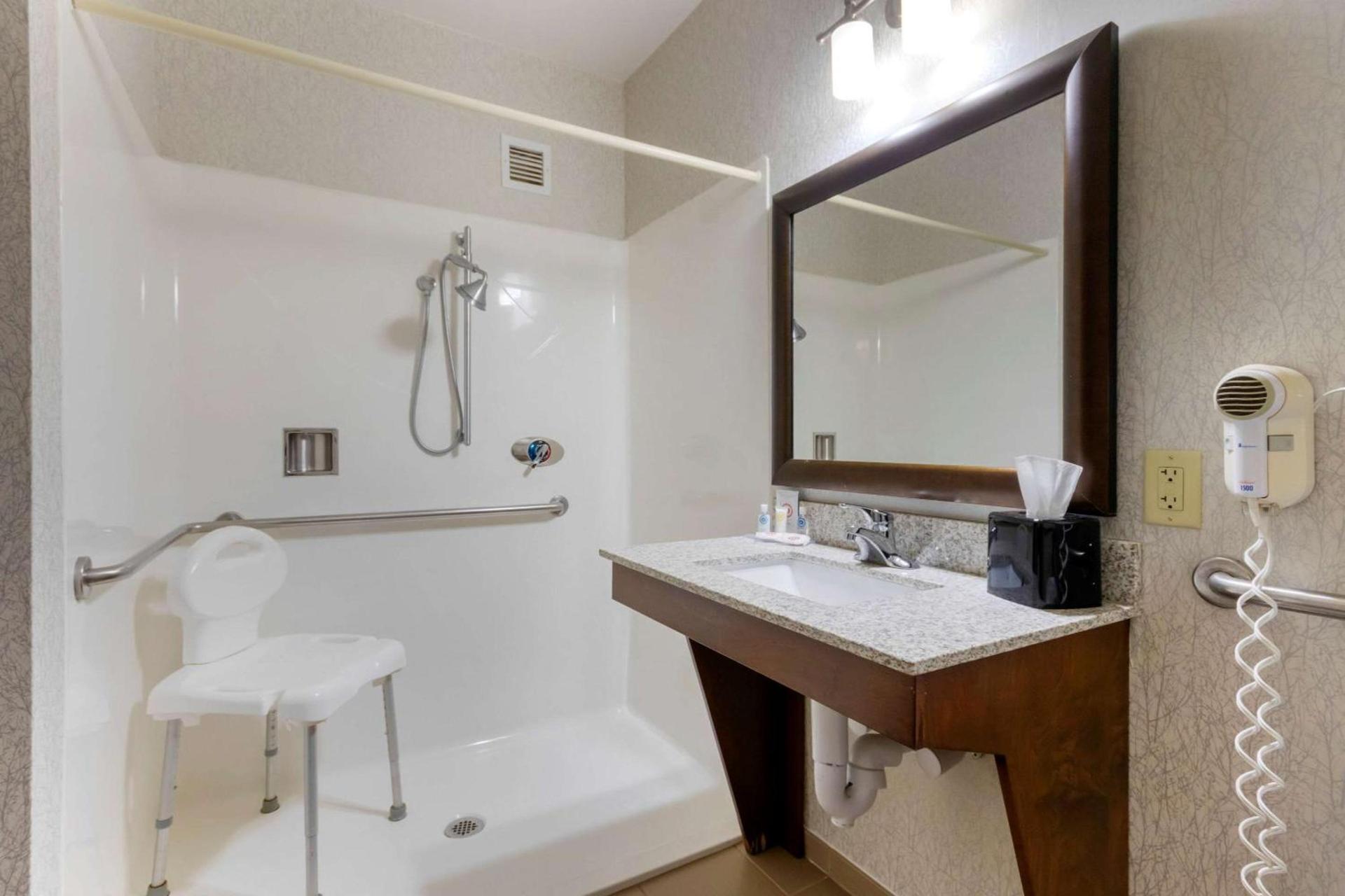 Comfort Inn & Suites Market - Airport photo 11