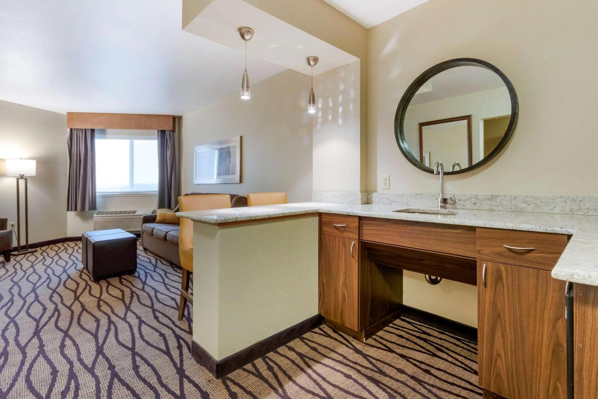 Comfort Inn & Suites Market - Airport photo 22