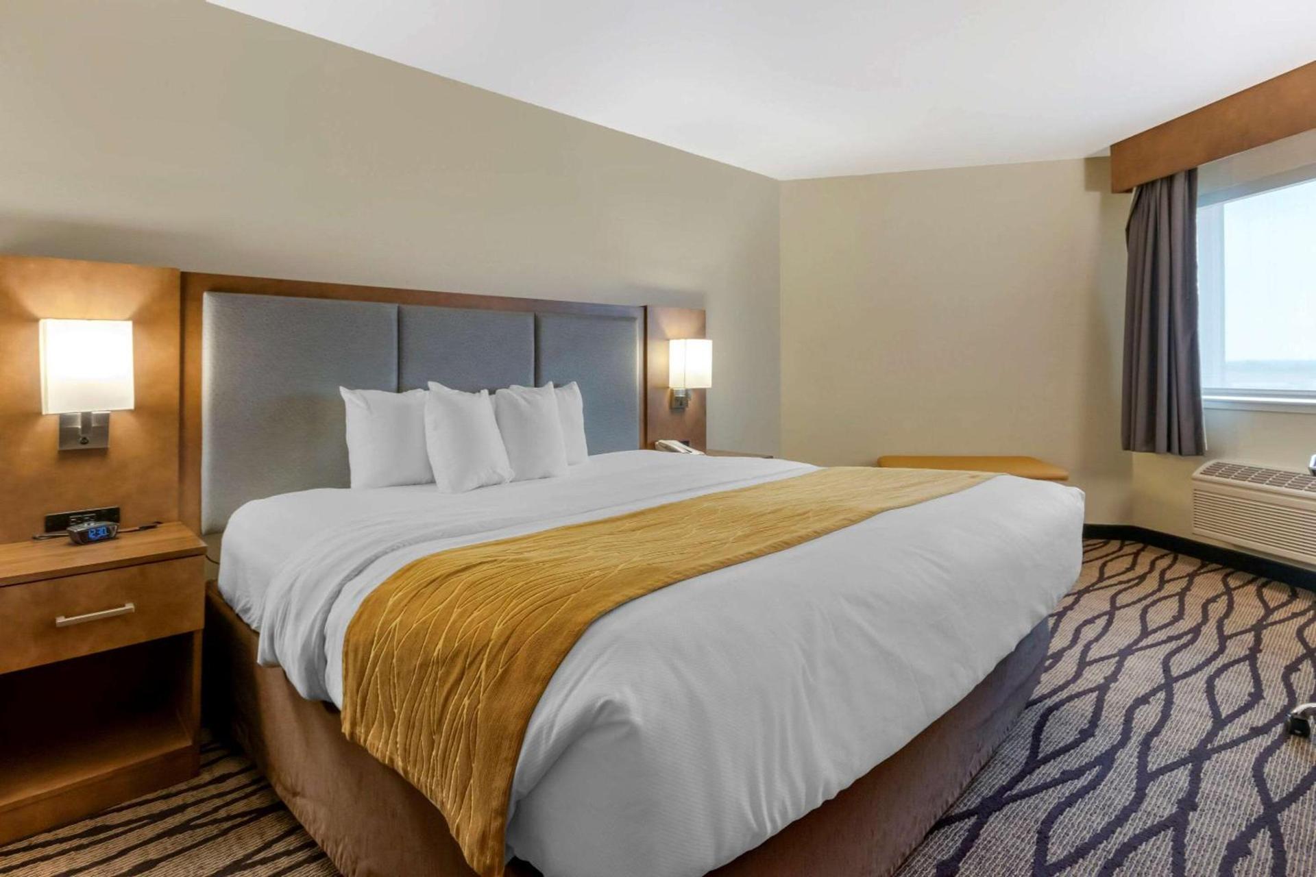Comfort Inn & Suites Market - Airport photo 24