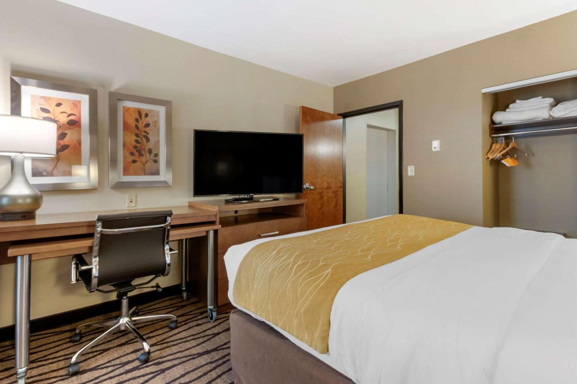Comfort Inn & Suites Market - Airport photo 25