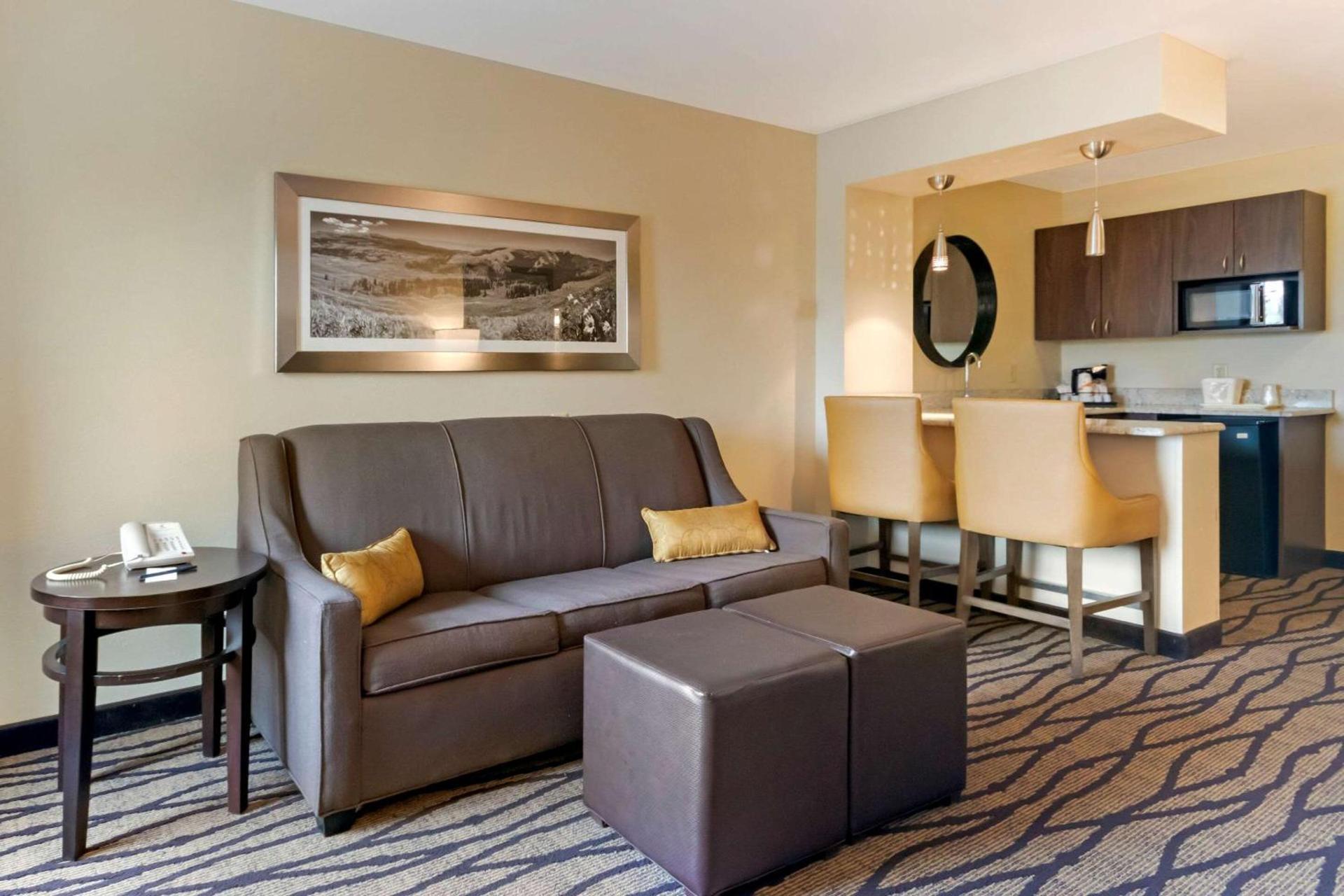 Comfort Inn & Suites Market - Airport photo 2