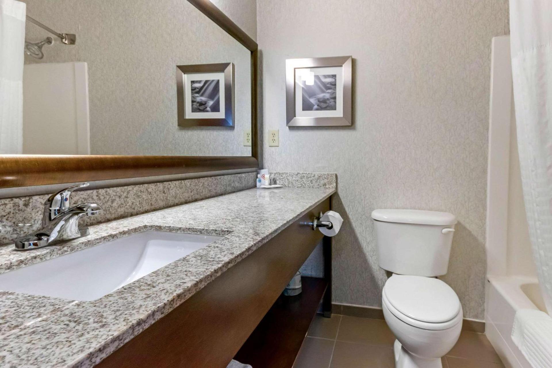 Comfort Inn & Suites Market - Airport photo 3