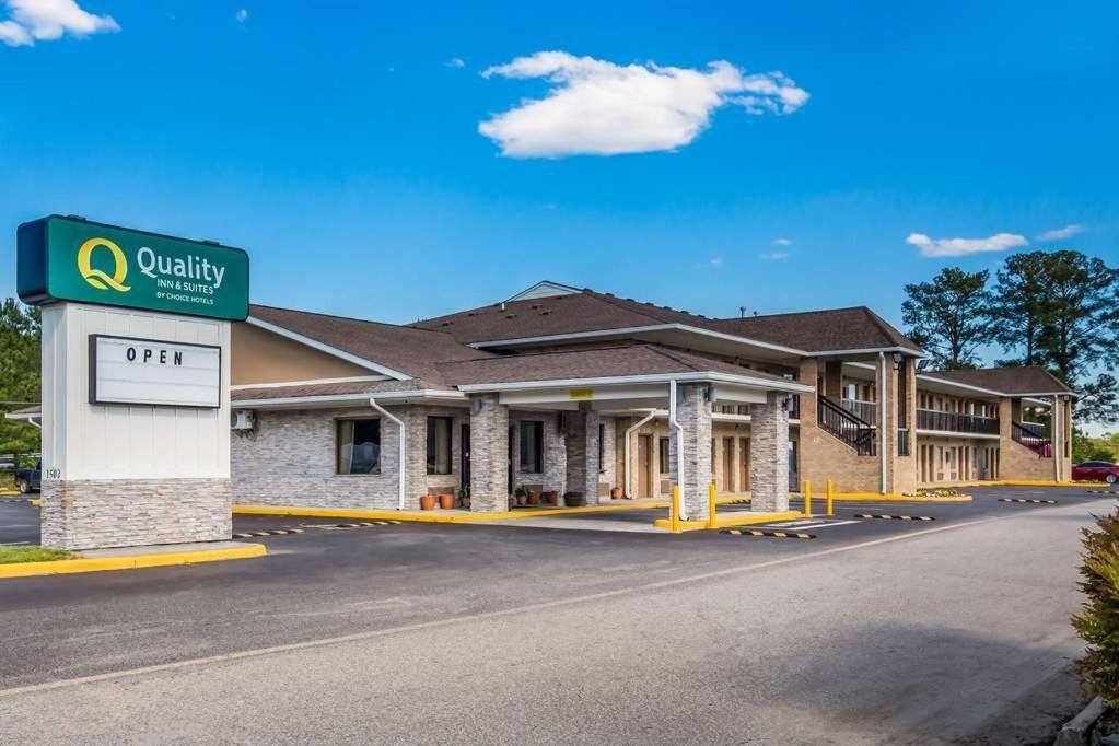 Quality Inn & Suites — hotel in Suffolk