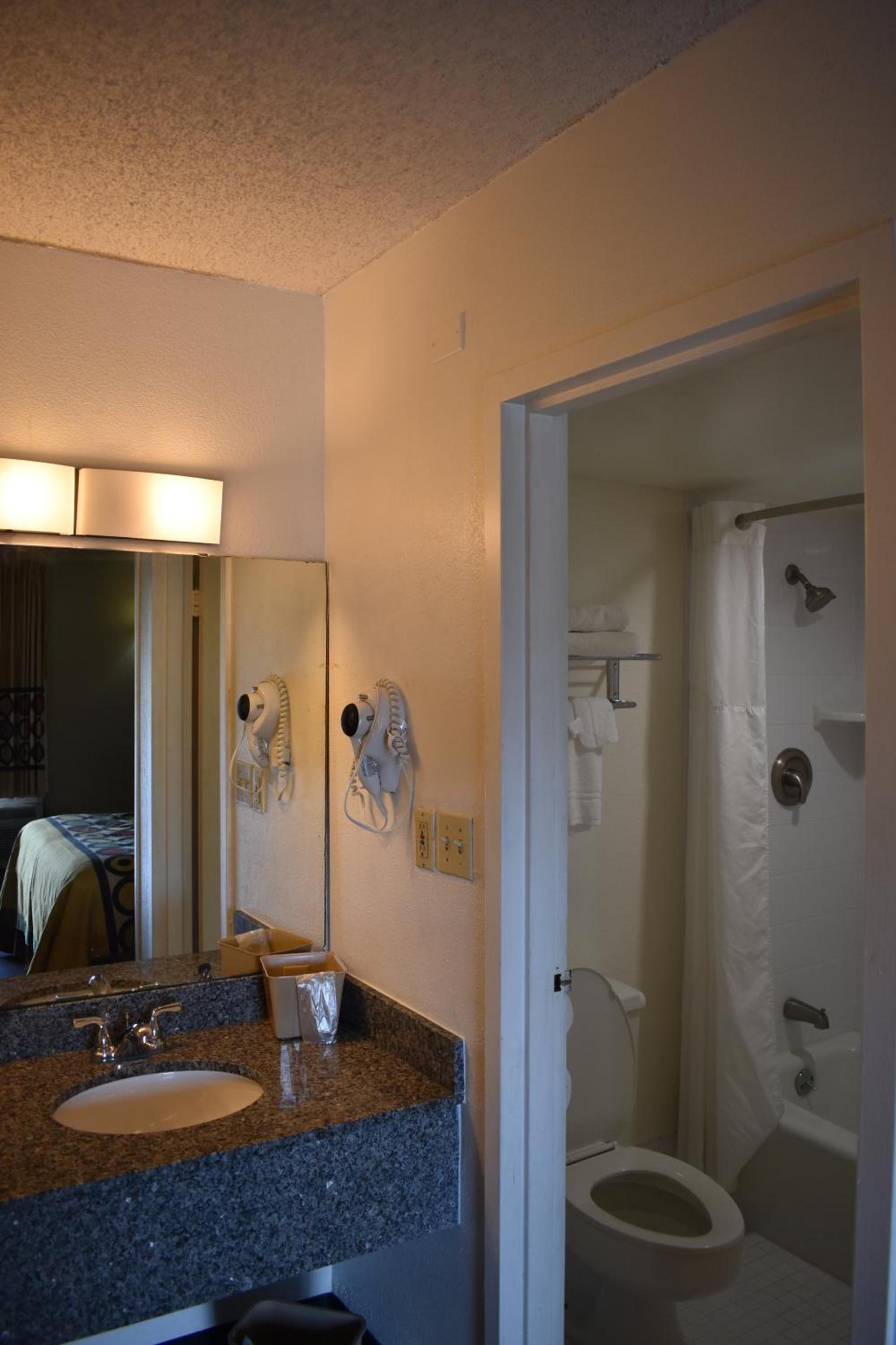 Super 8 by Wyndham Ocala I-75 photo 48