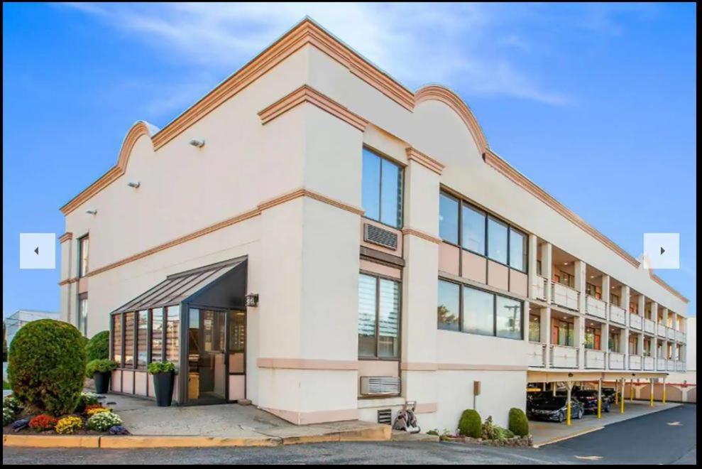 Super 8 by Wyndham Meadowlands photo 2