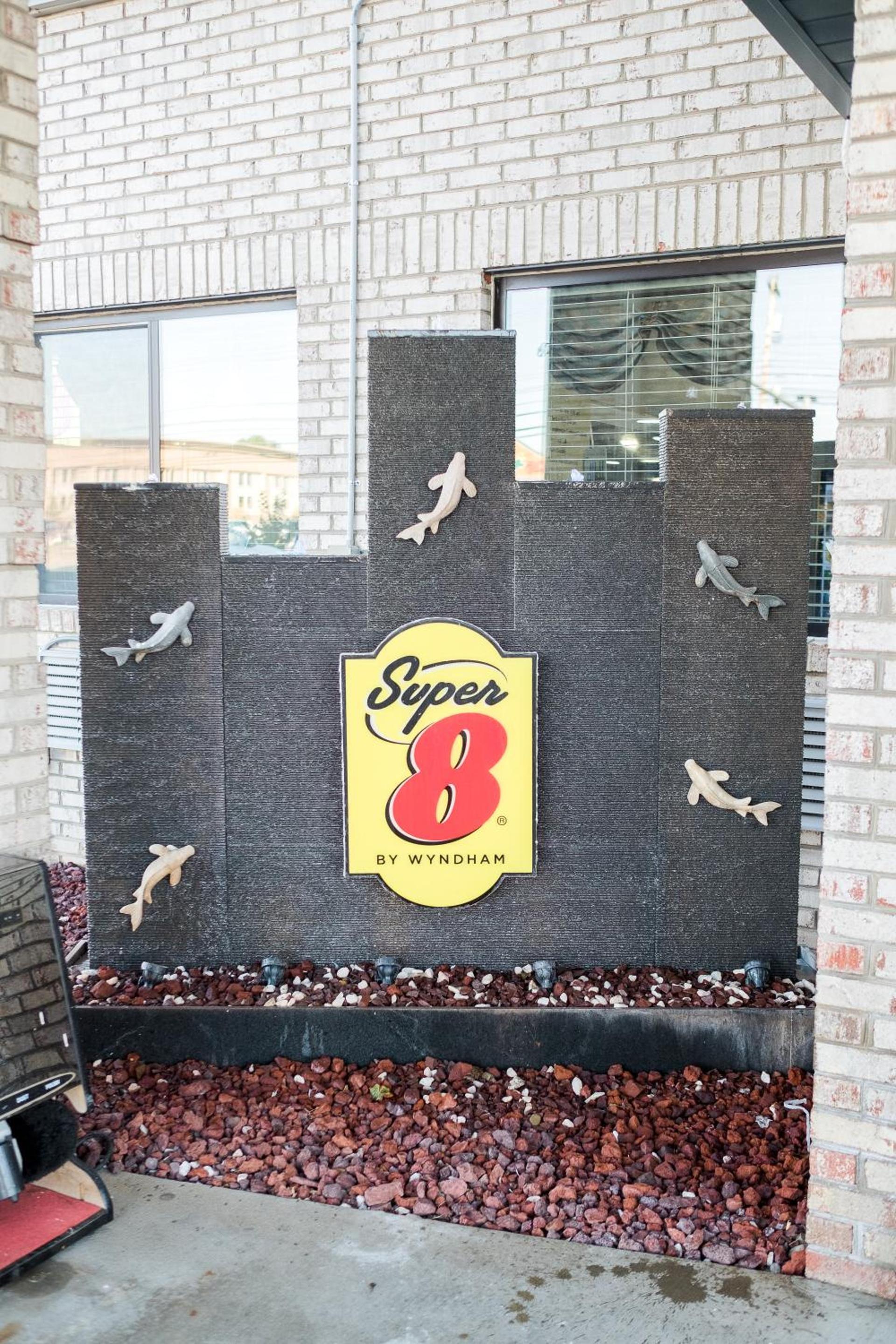 Super 8 by Wyndham Uniontown PA photo 40