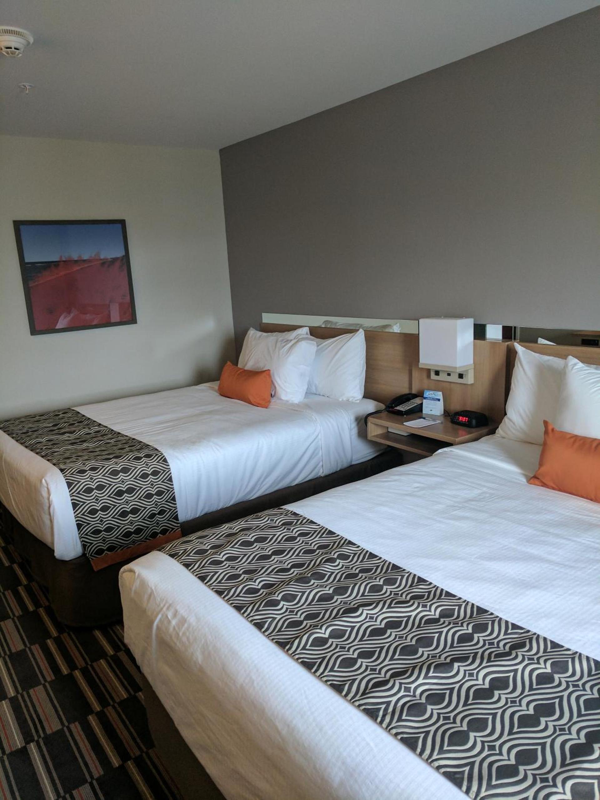 Microtel Inn & Suites by Wyndham Clarion photo 82