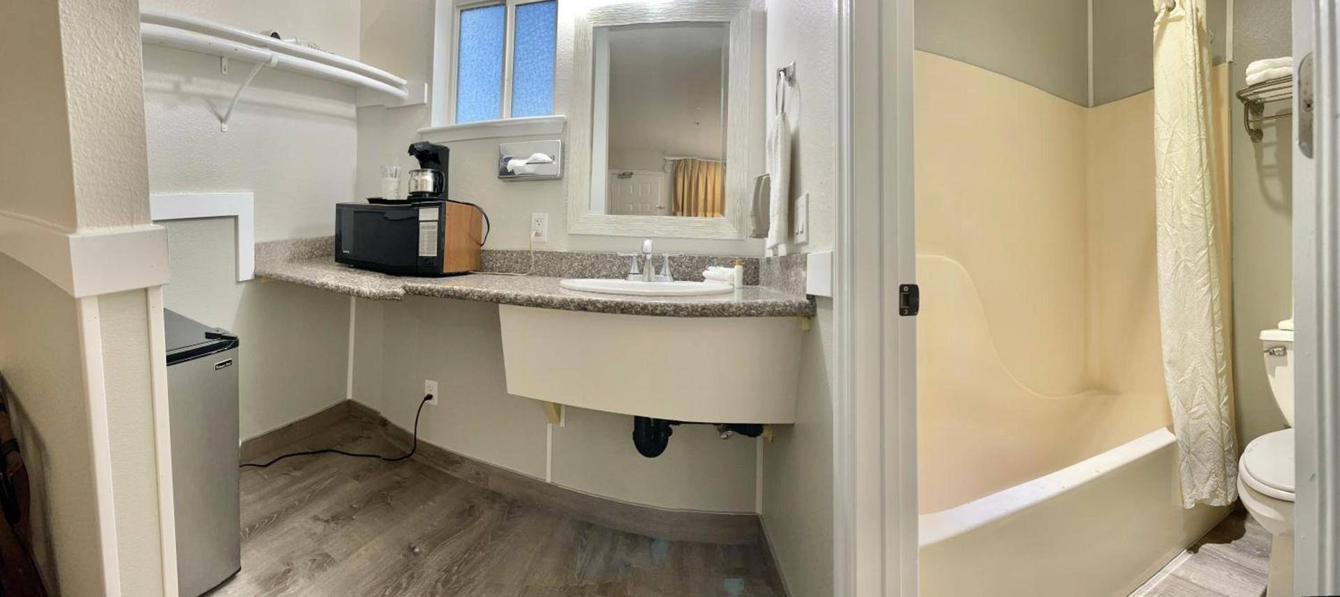 Americas Inn & Suite photo 3