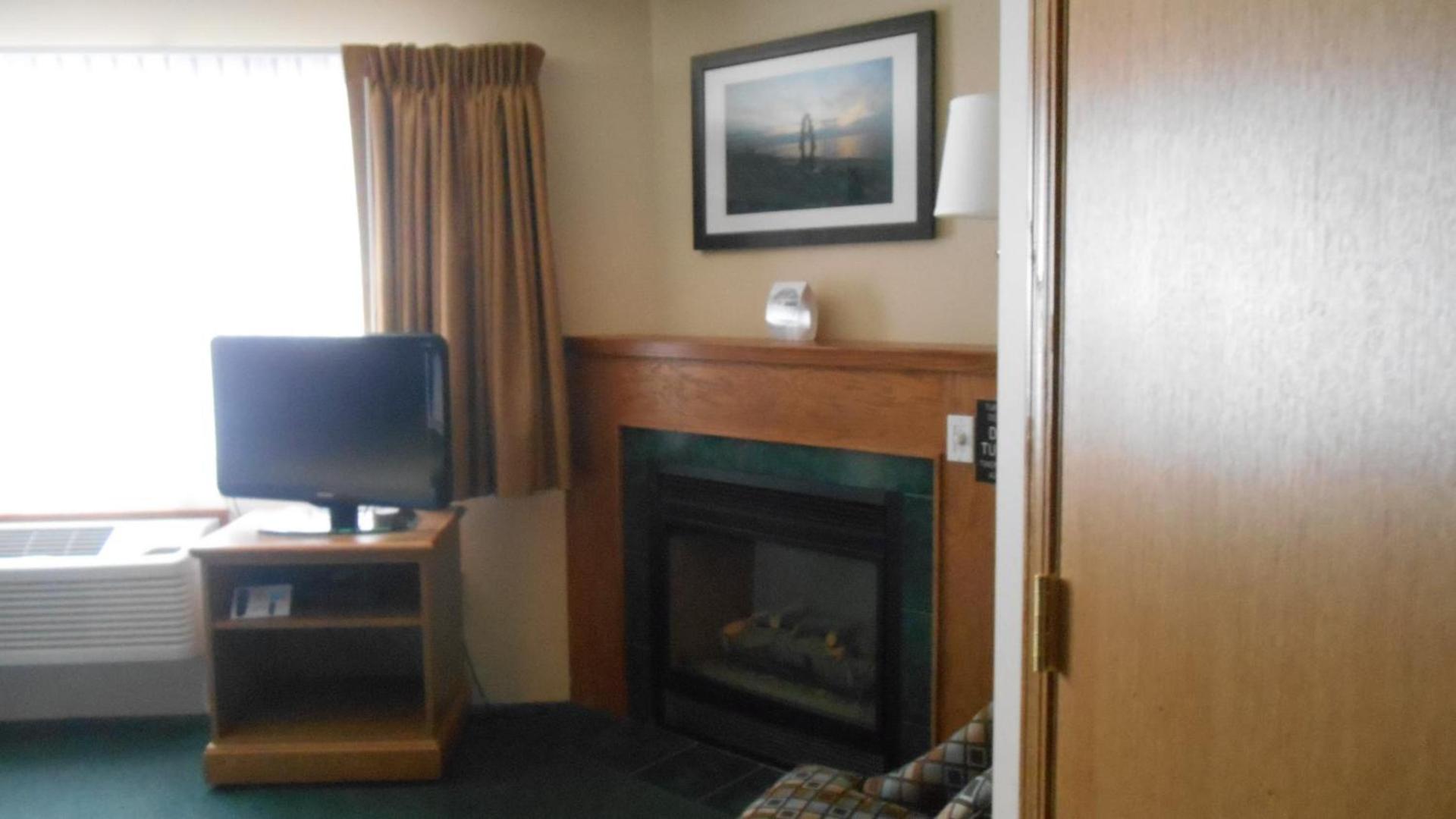 AmericInn by Wyndham Sturgeon Bay photo 7