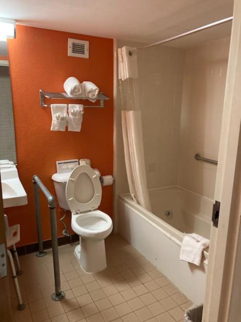 Howard Johnson by Wyndham Williamsburg photo 28
