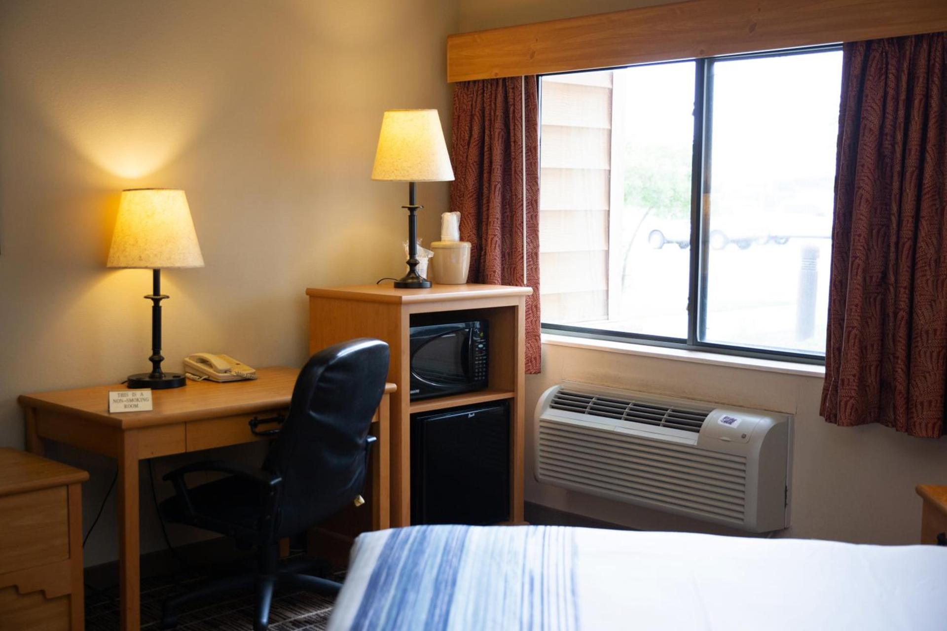 AmericInn by Wyndham Pampa Event Center photo 53