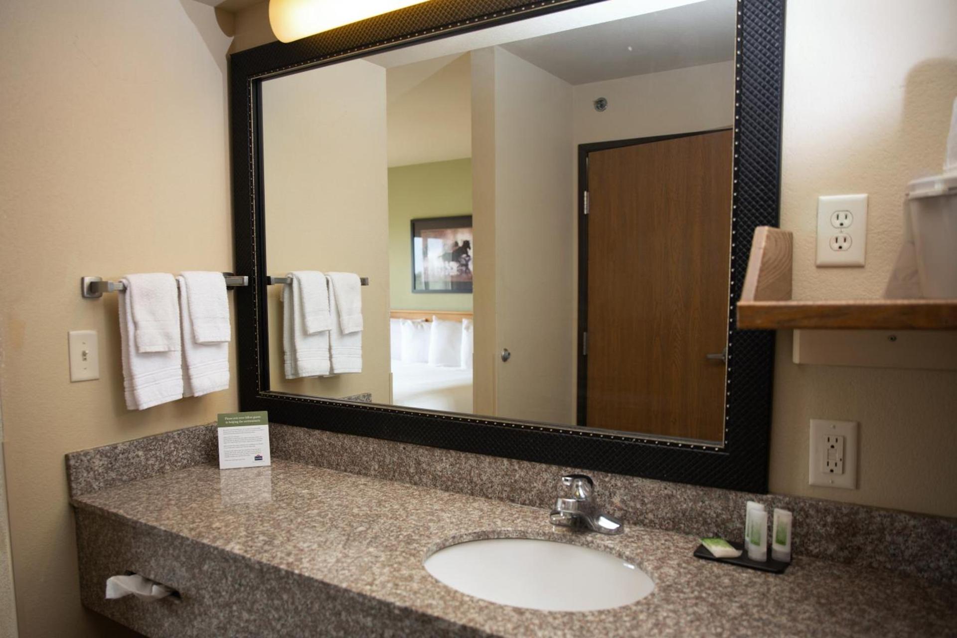 AmericInn by Wyndham Pampa Event Center photo 54