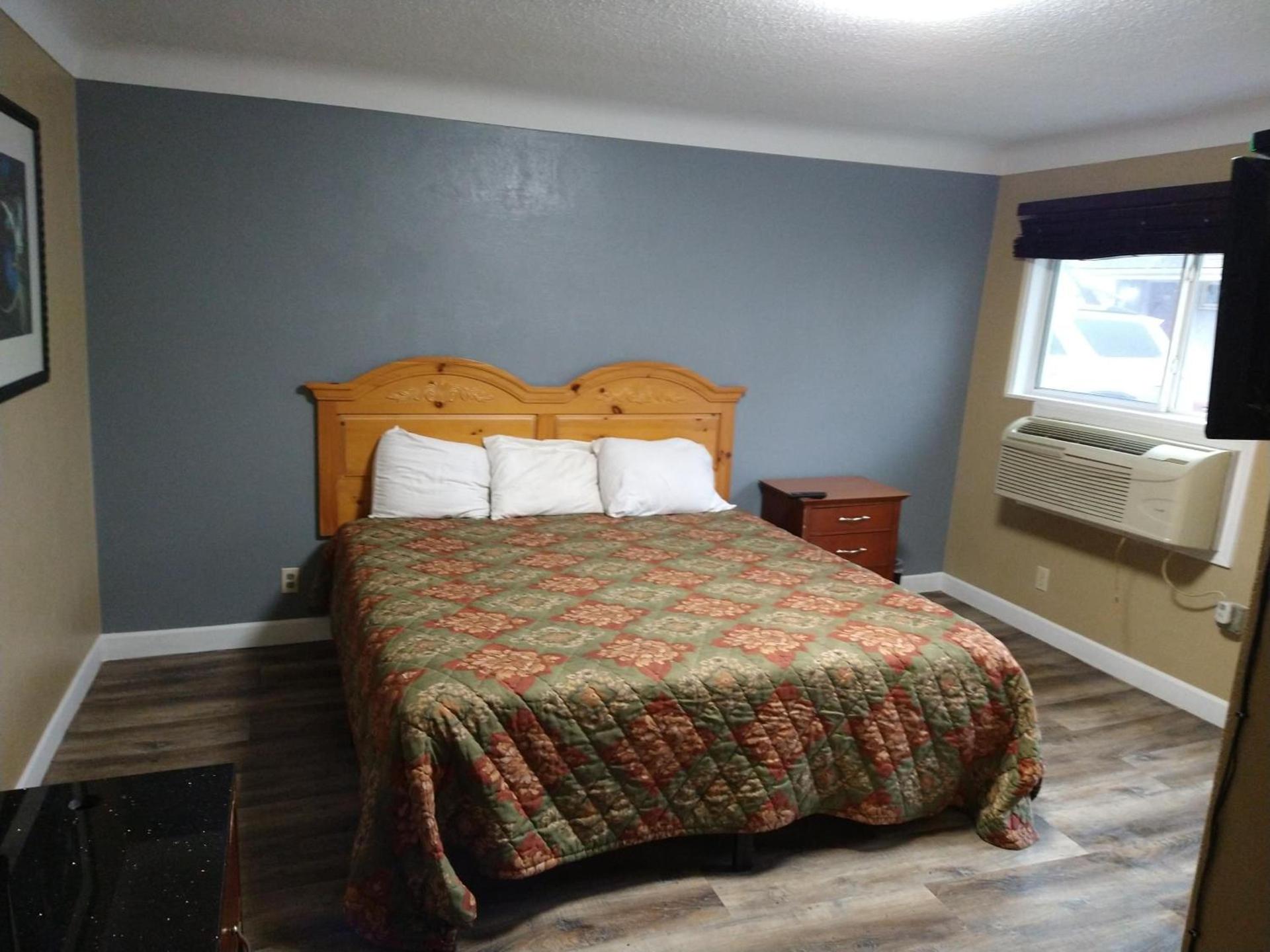 Highway Motel photo 6