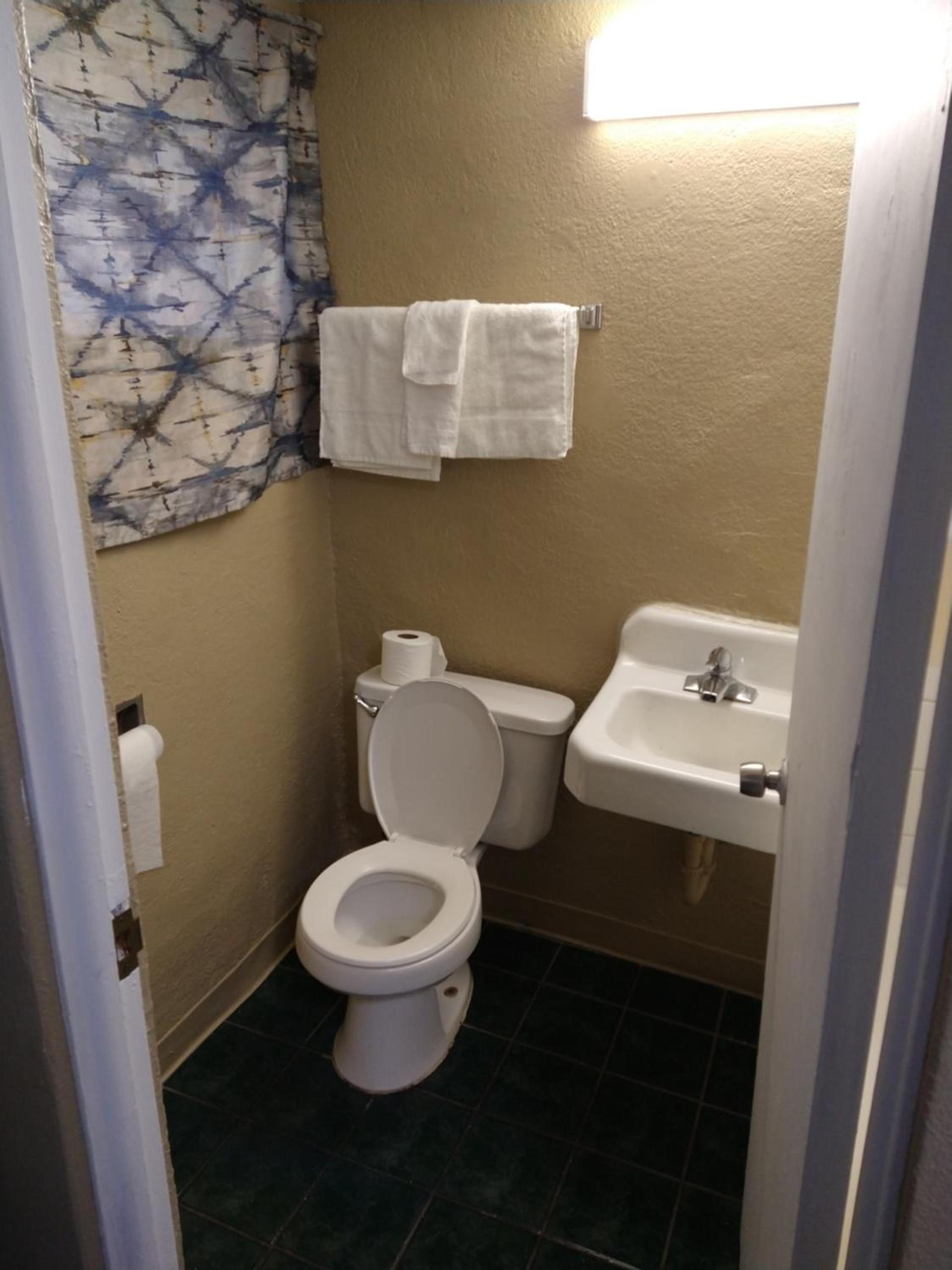 Highway Motel photo 8