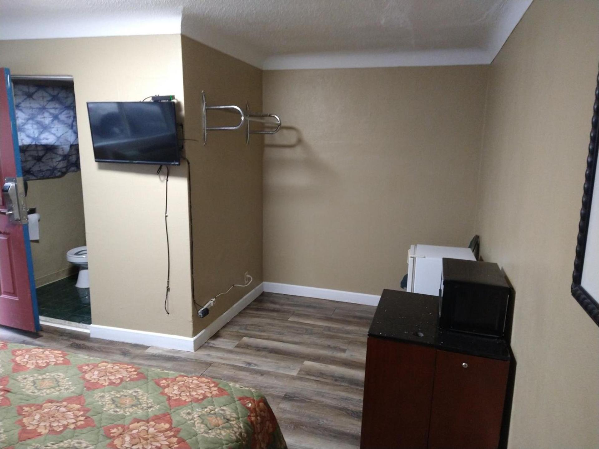 Highway Motel photo 7