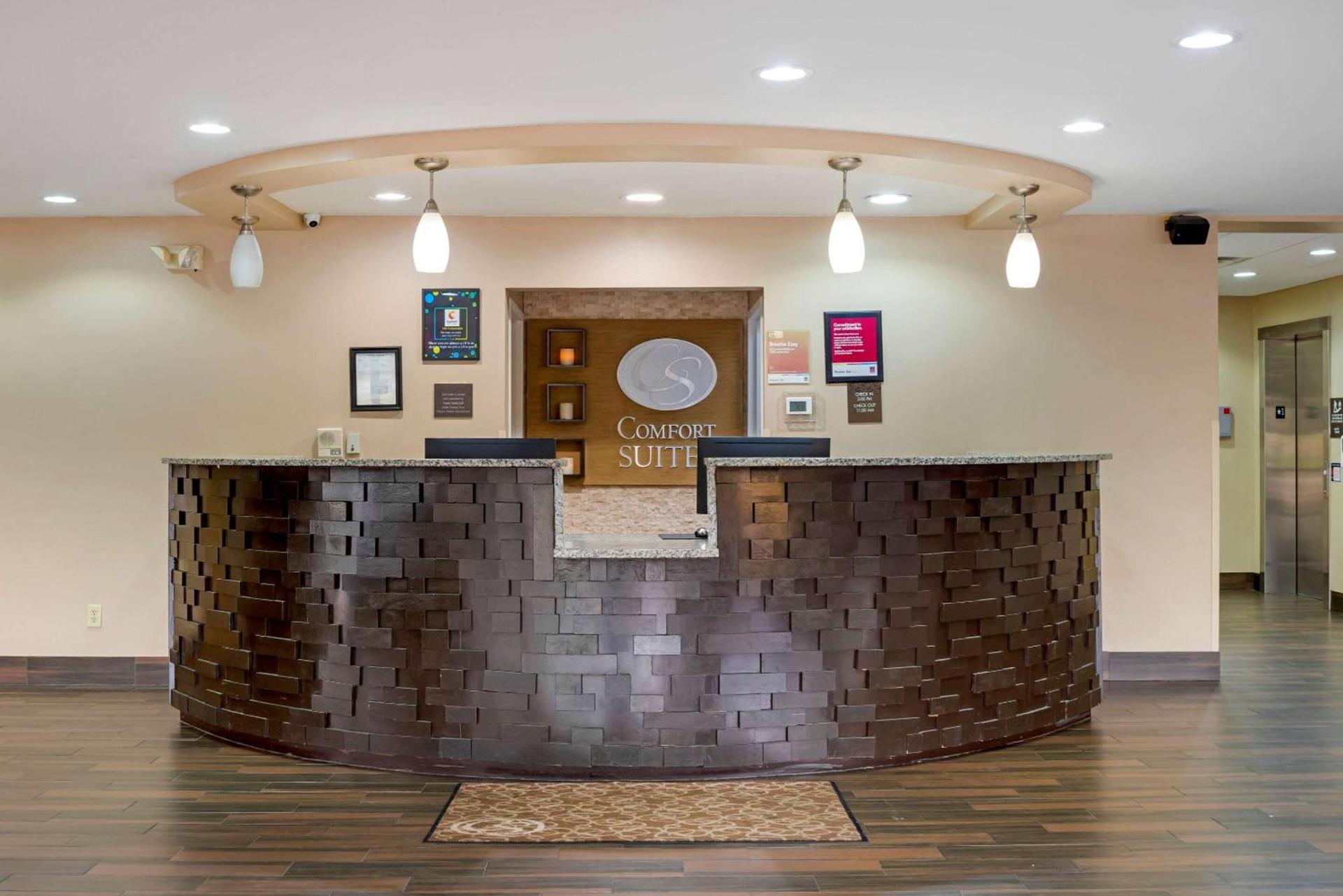 Comfort Suites Fultondale I-65 near I-22 photo 7