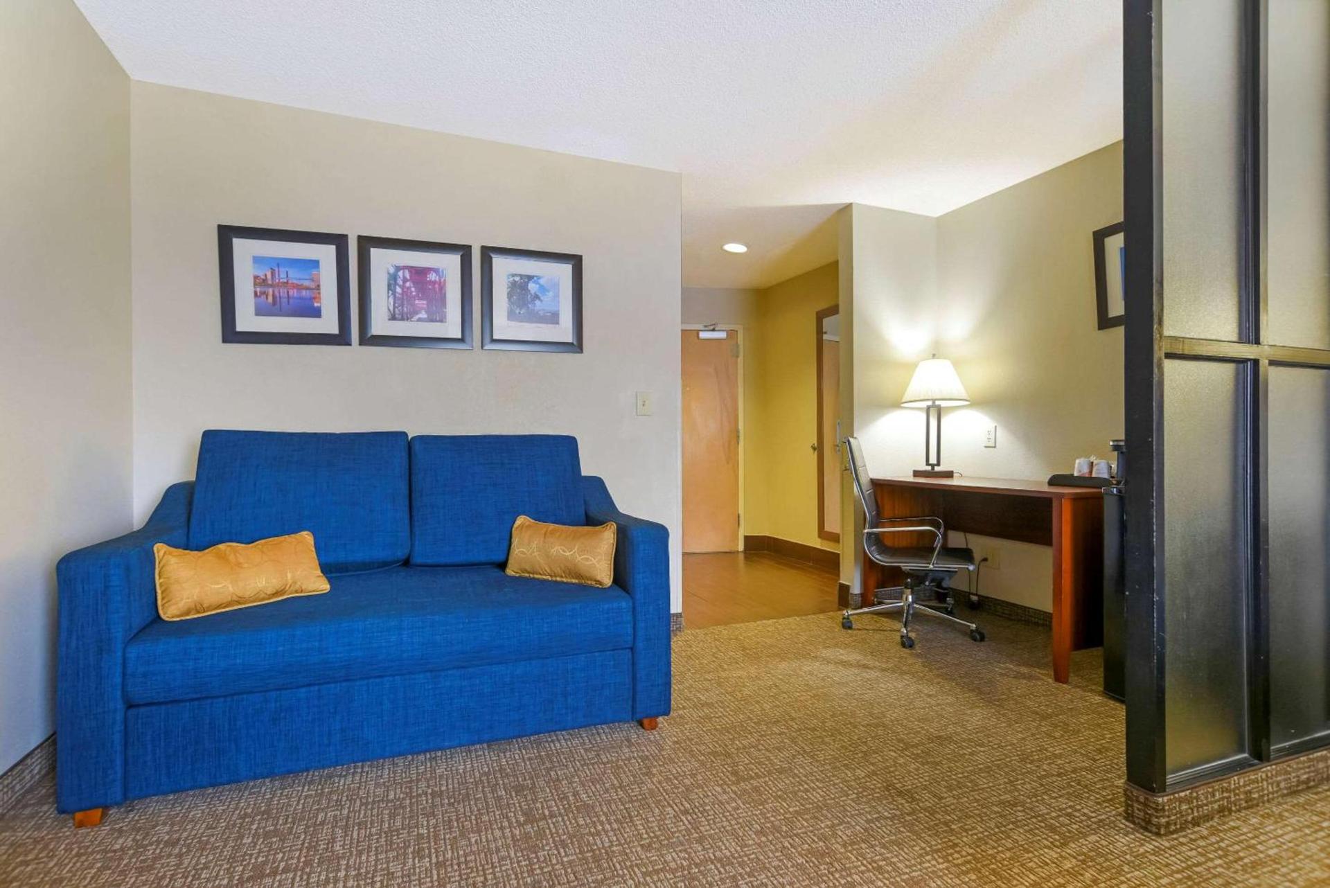 Comfort Suites Fultondale I-65 near I-22 photo 17