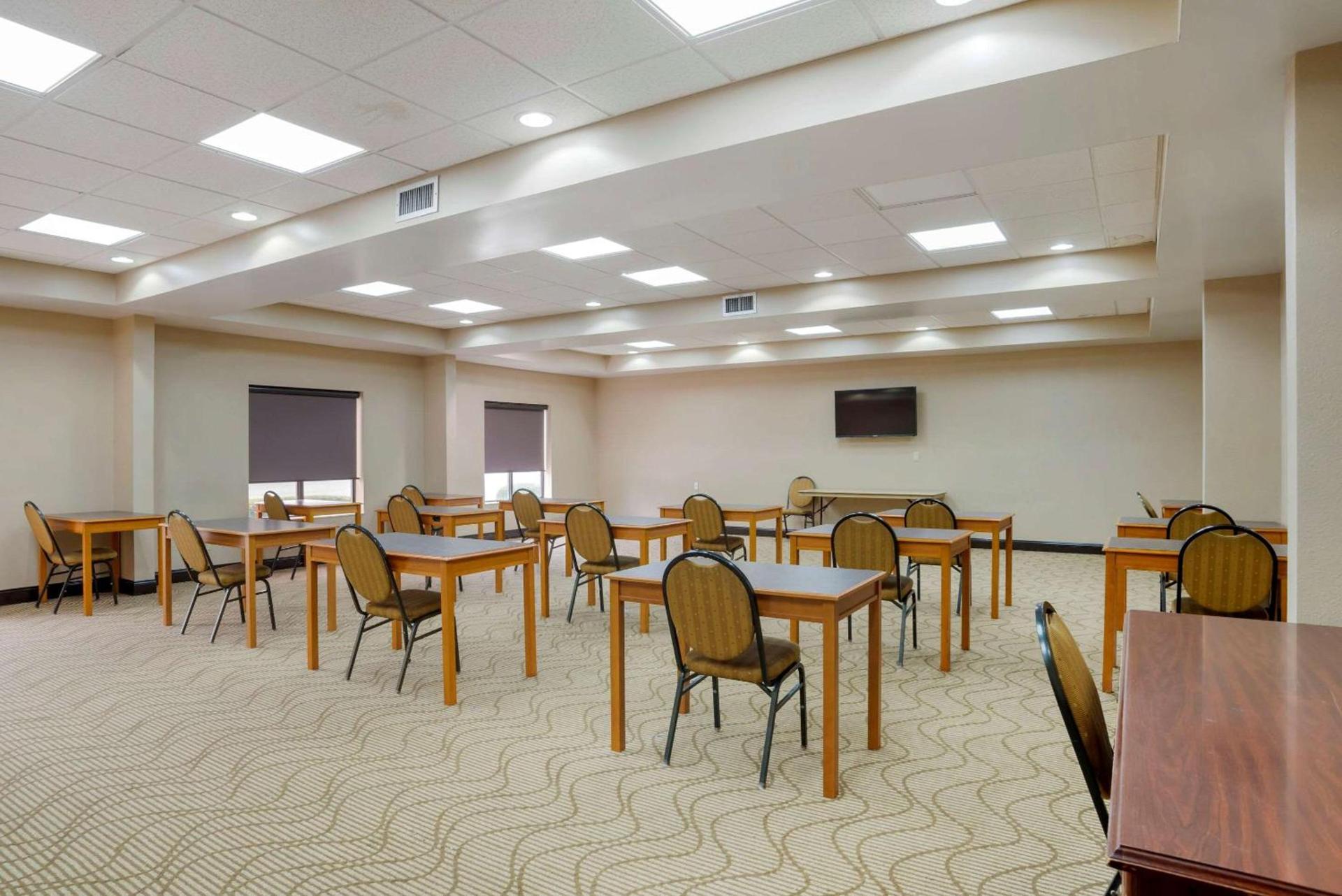 Comfort Suites Fultondale I-65 near I-22 photo 25